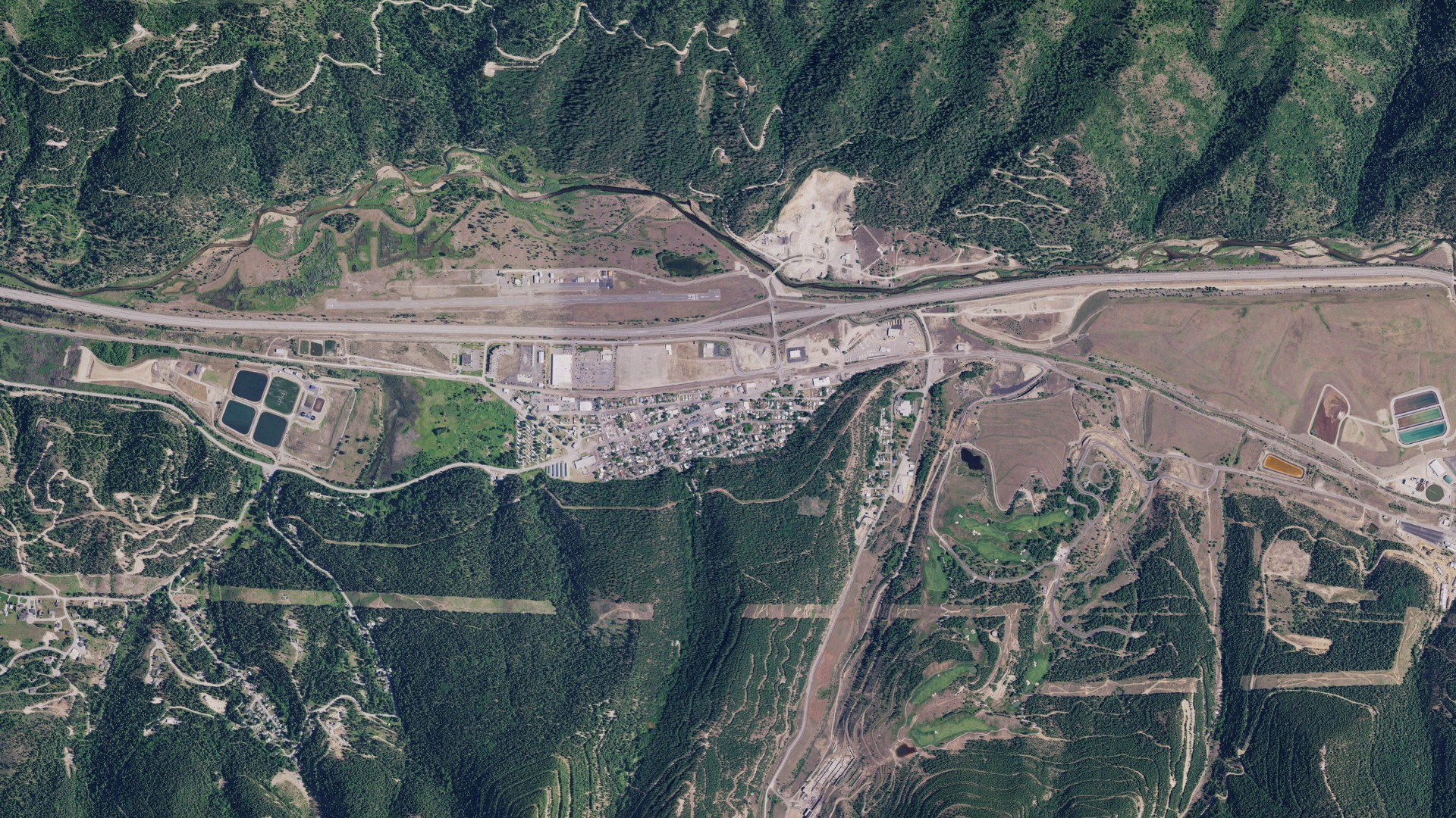 Natural-color aerial photograph of land around Smelterville, Idaho