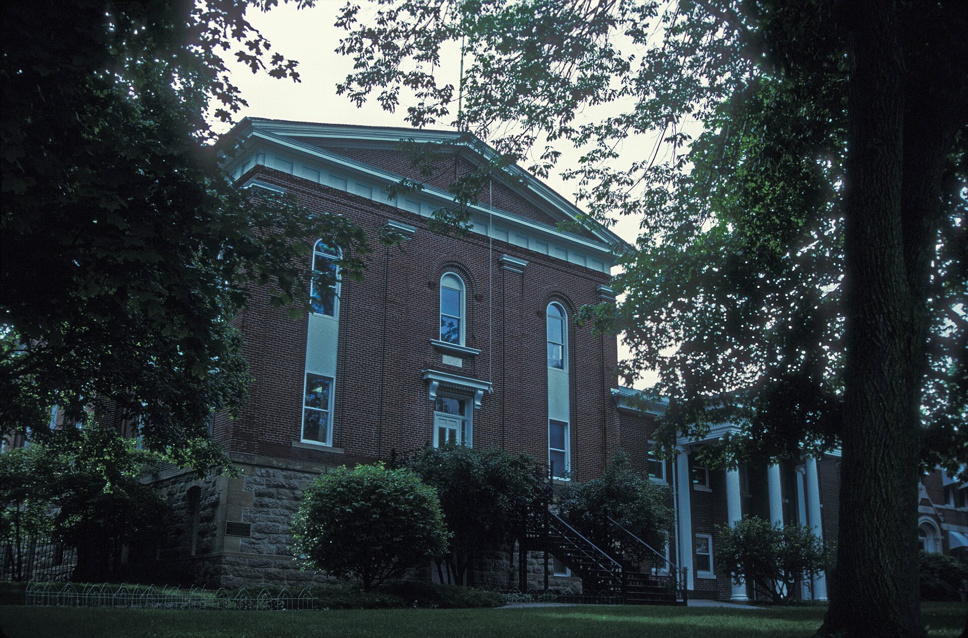 COUNTY COURTHOUSE BUILT 1856-1859 AND USED AS CIVIL WAR BARRACKS FOR THE COUNTY MILITIA: — Carroll County, Illinois