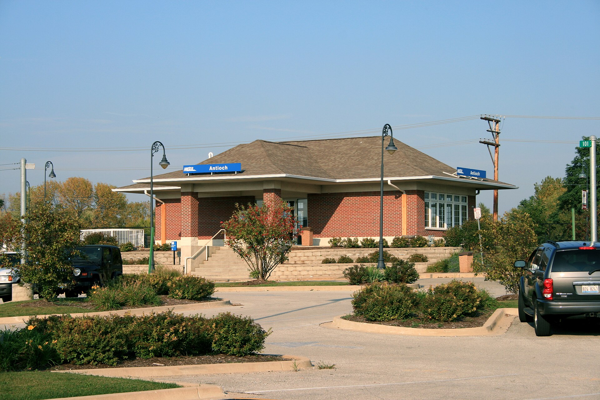 A photograph of the Antioch, IL Metra station. — Illinois