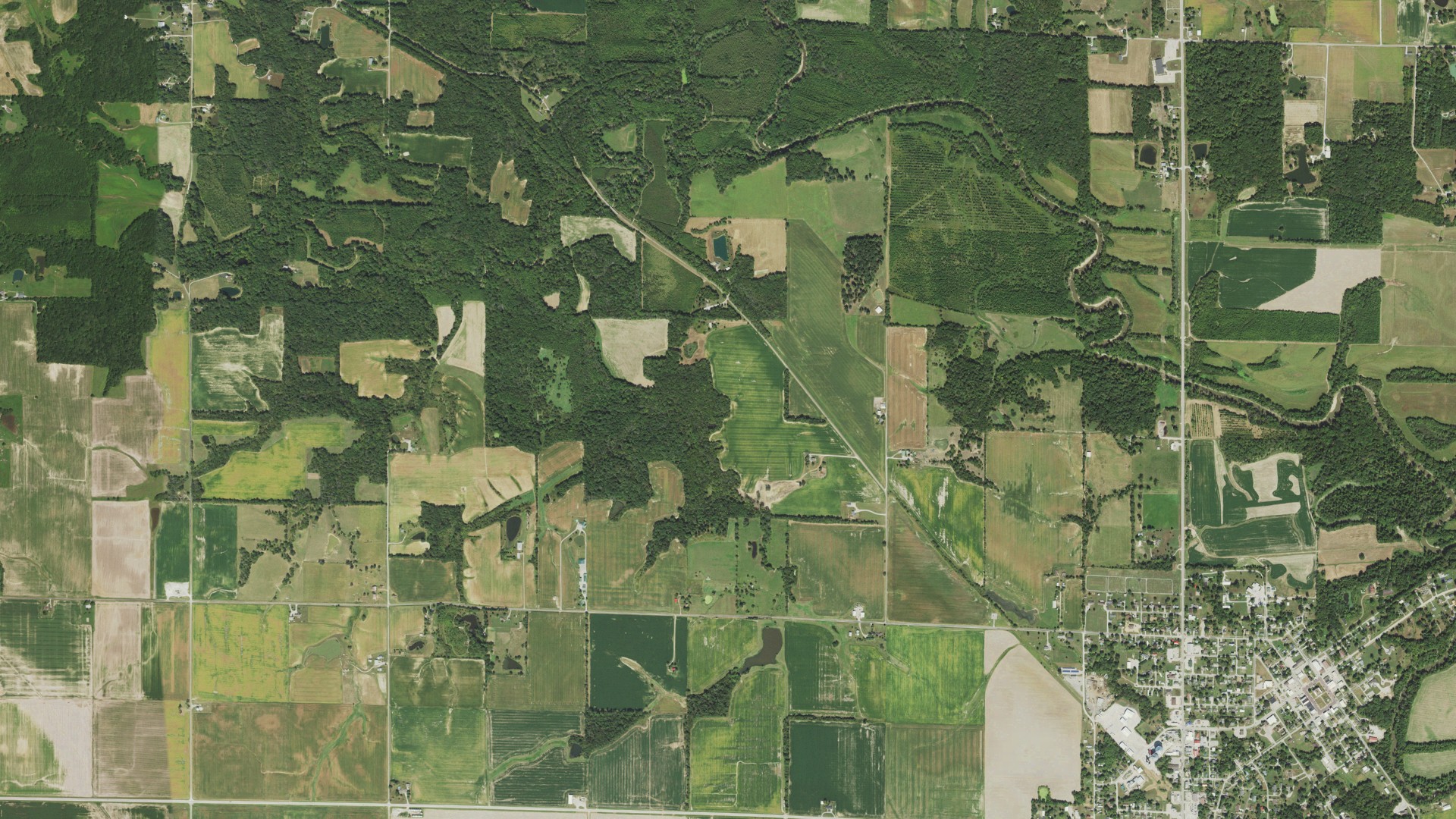 Natural-color aerial photograph of land around Louisville, Illinois