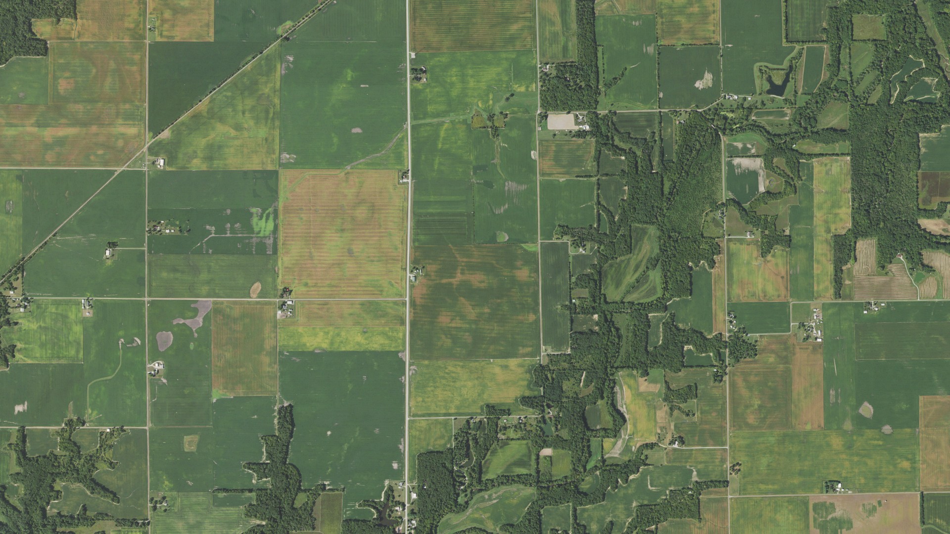 Natural-color aerial photograph of land around East Oakland, Illinois