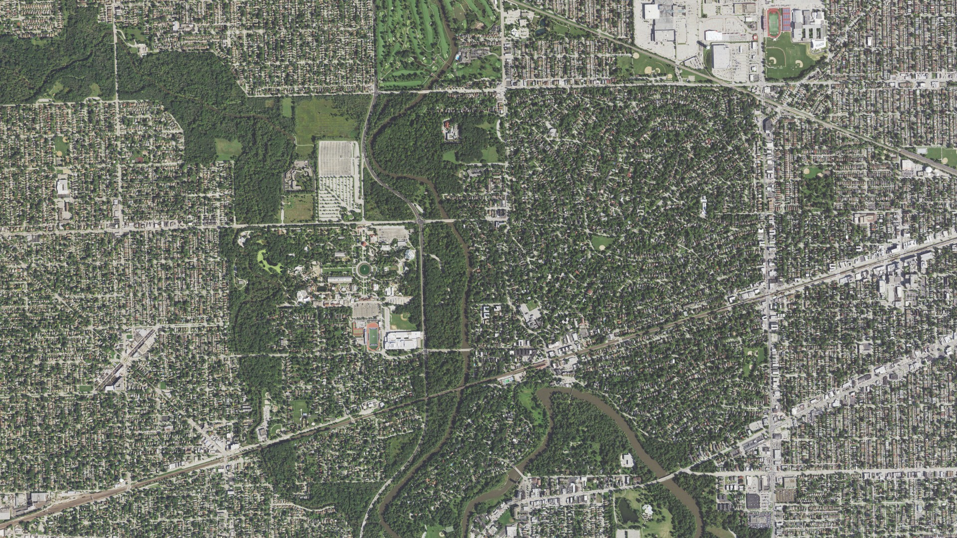 Natural-color aerial photograph of land around Riverside, Illinois