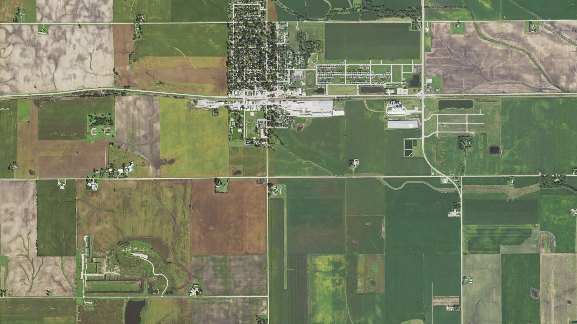 Natural-color aerial photograph of land around Clinton, Illinois