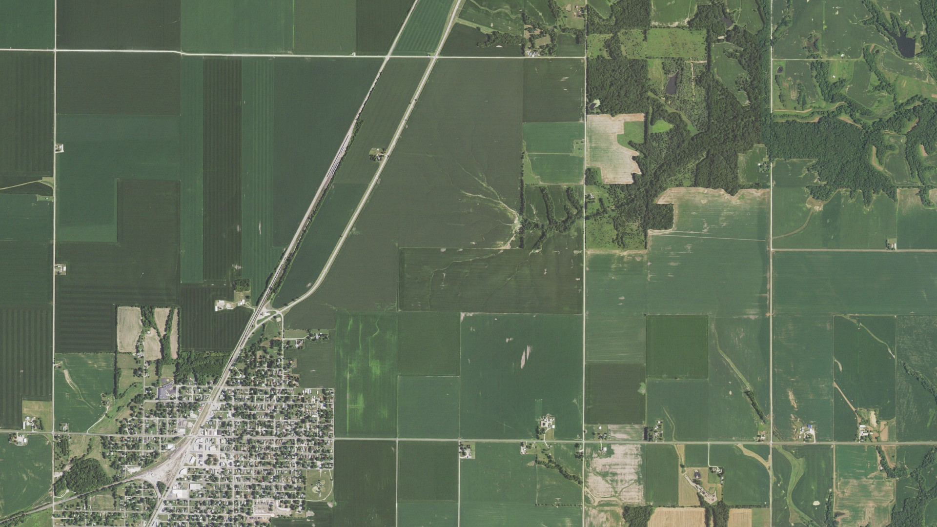Natural-color aerial photograph of land around Roodhouse, Illinois