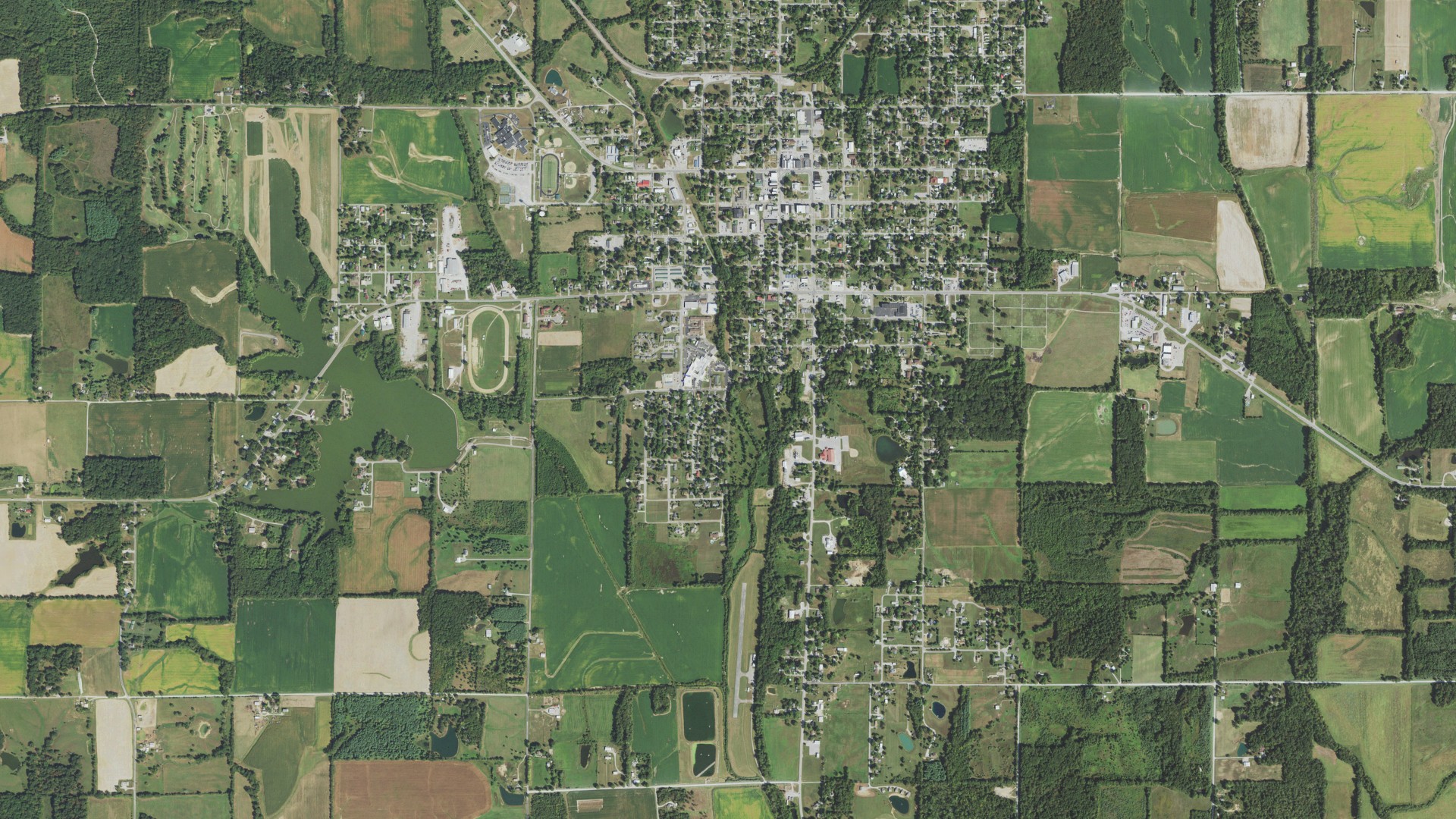 Natural-color aerial photograph of land around McLeansboro, Illinois