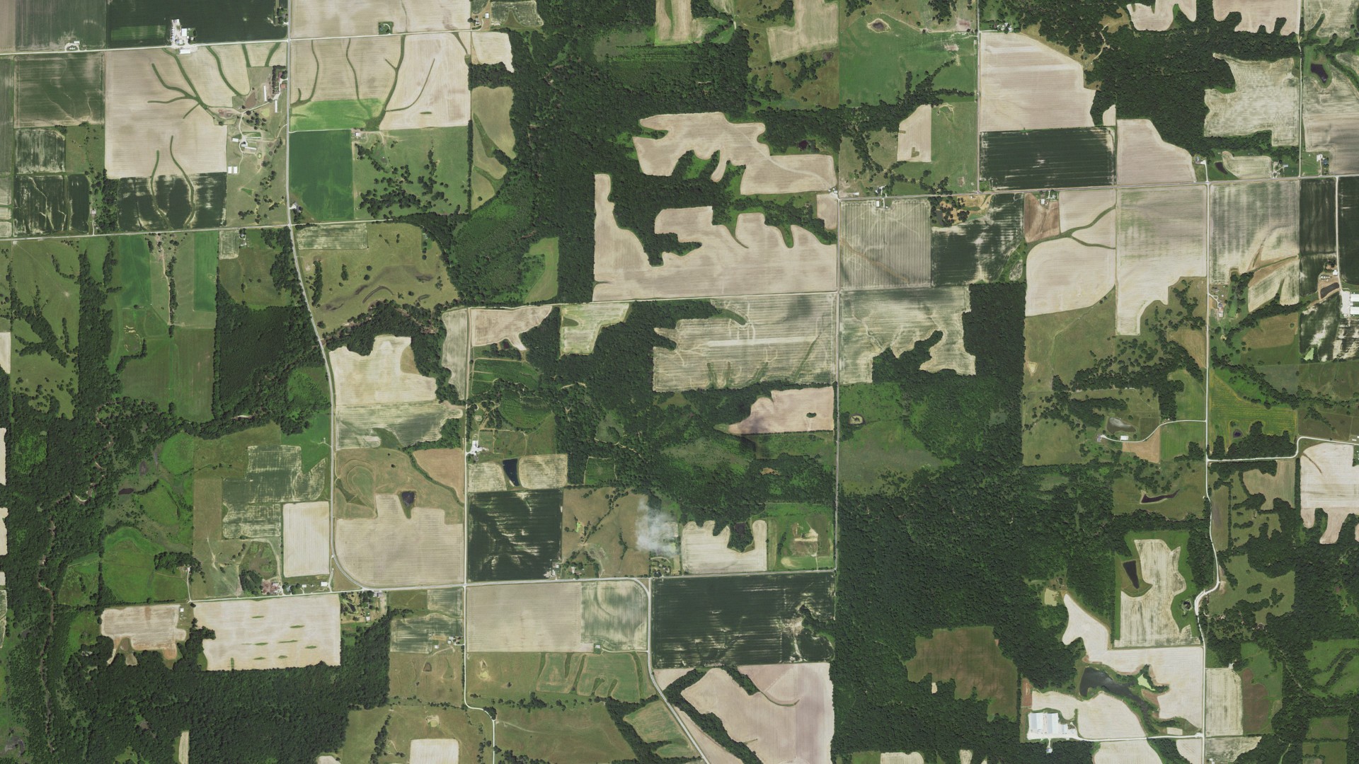Natural-color aerial photograph of land around Fountain Green, Illinois