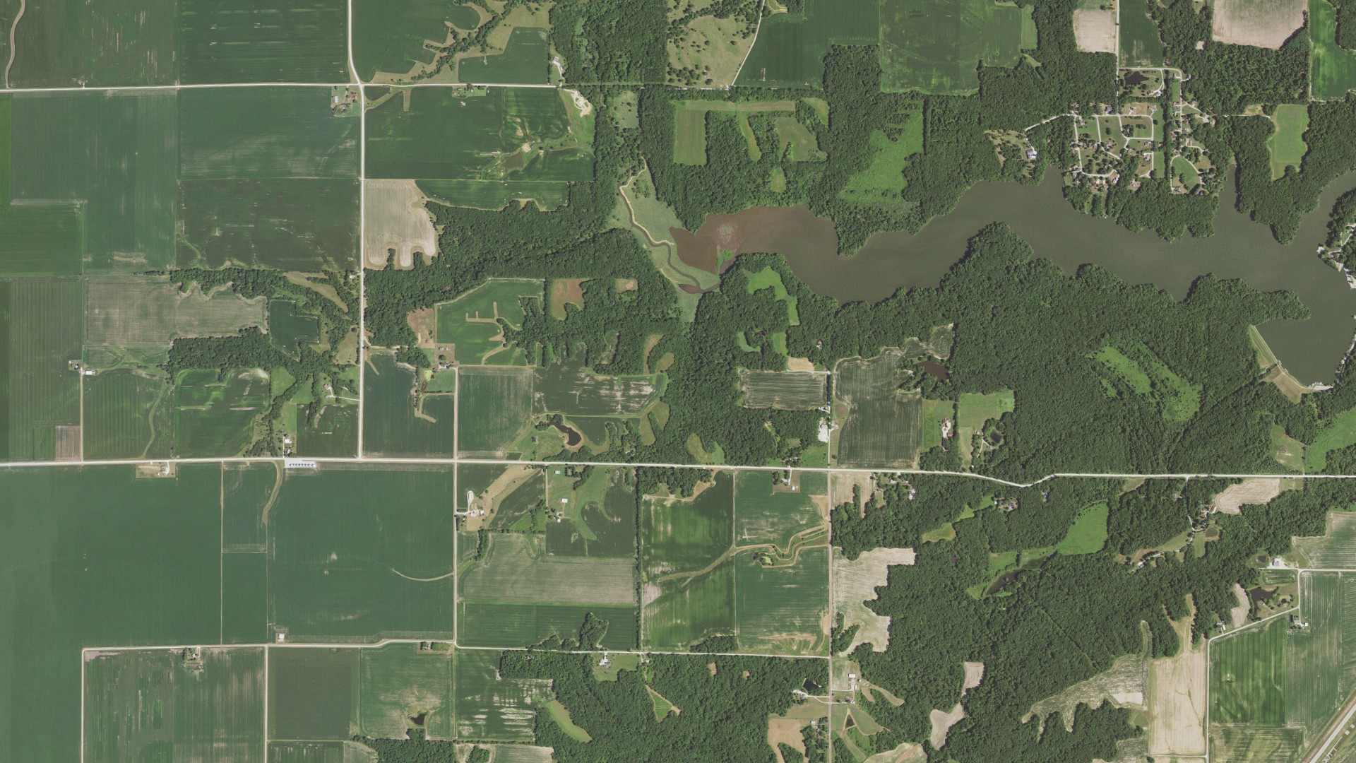 Natural-color aerial photograph of land around Emmet, Illinois