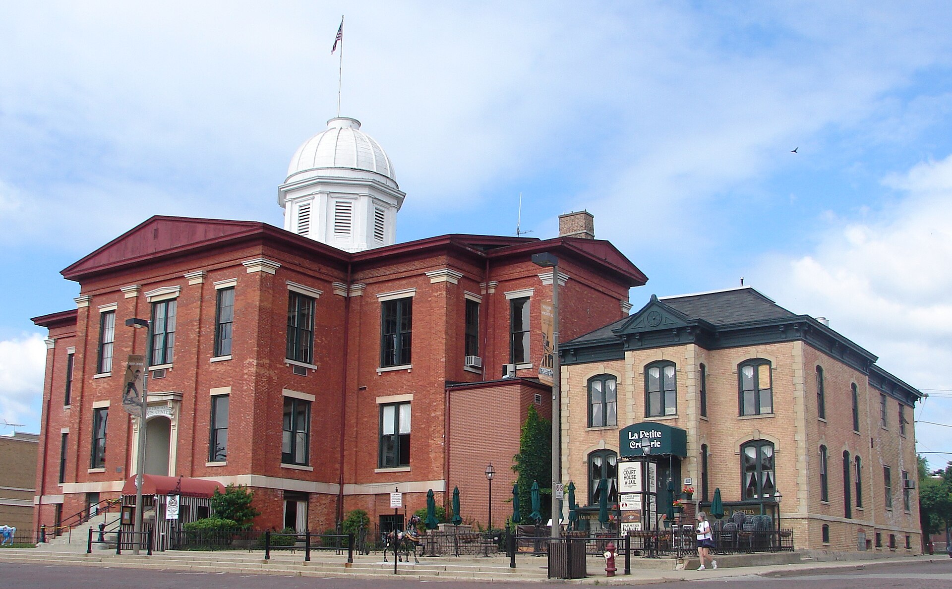 Old McHenry County Ill courthouse and jail in Woodstock — Illinois
