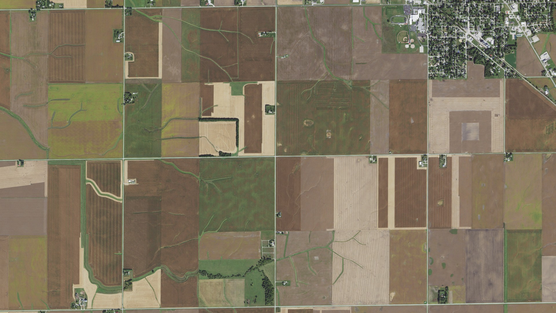 Natural-color aerial photograph of land around Illini, Illinois