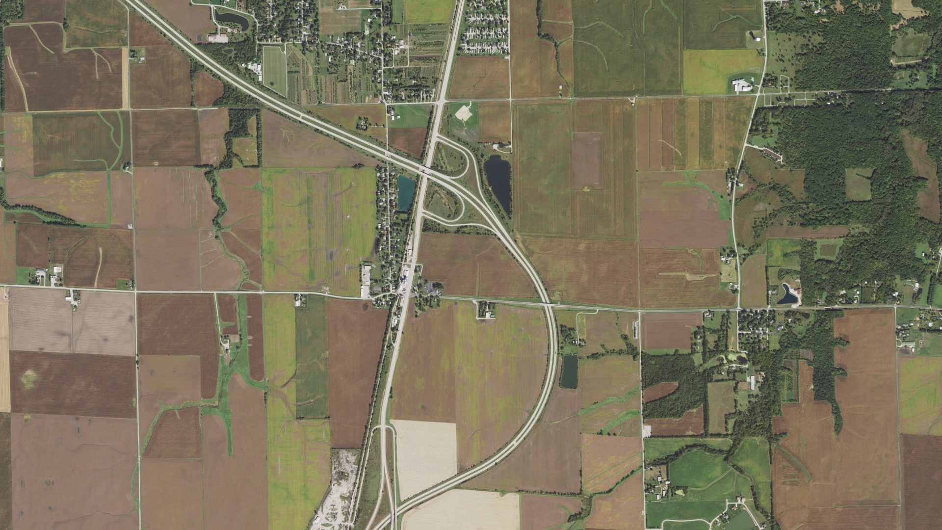 Natural-color aerial photograph of land around South Wheatland, Illinois