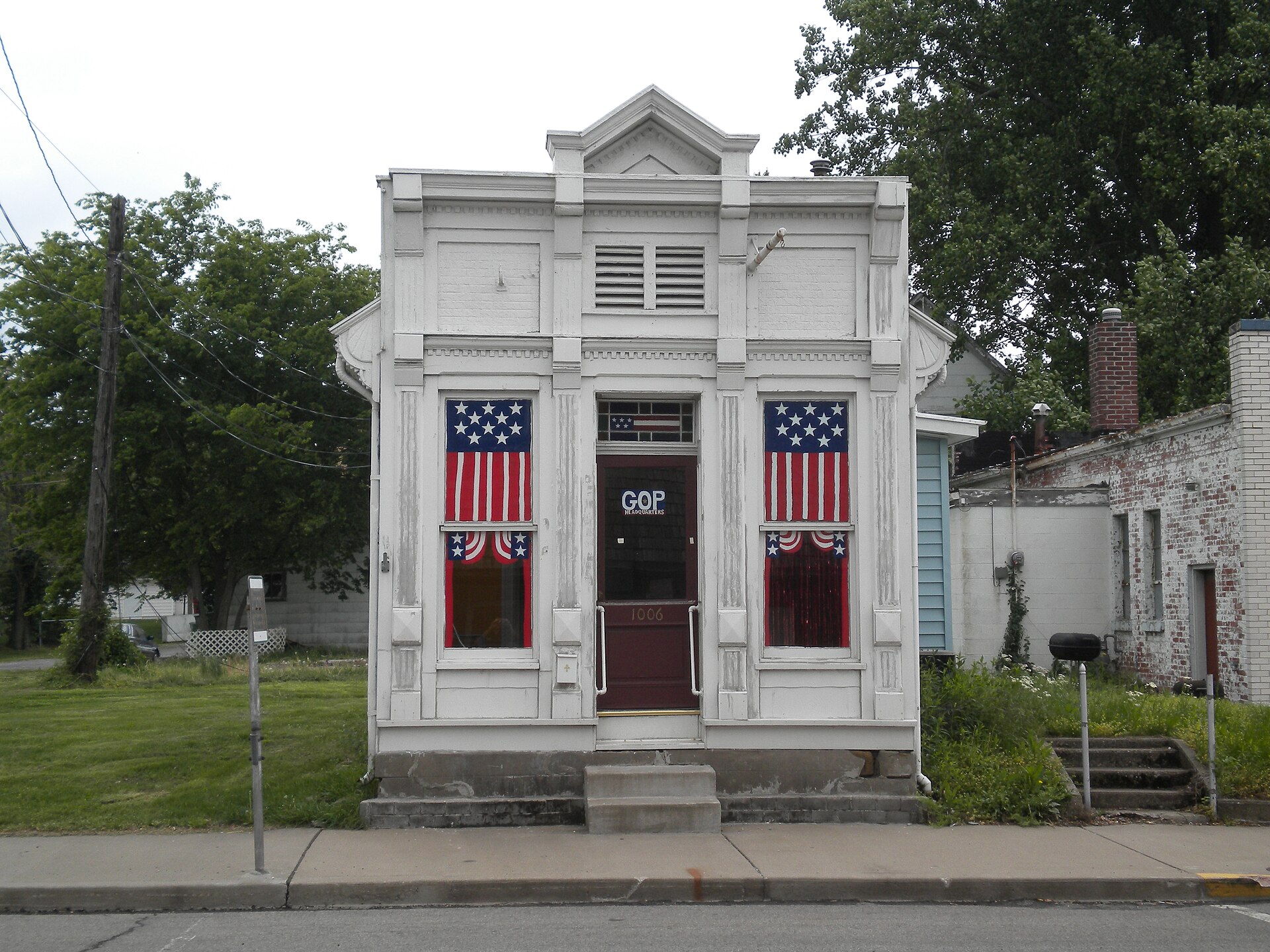 Building at 1006 State Street, Chester, Illinois.