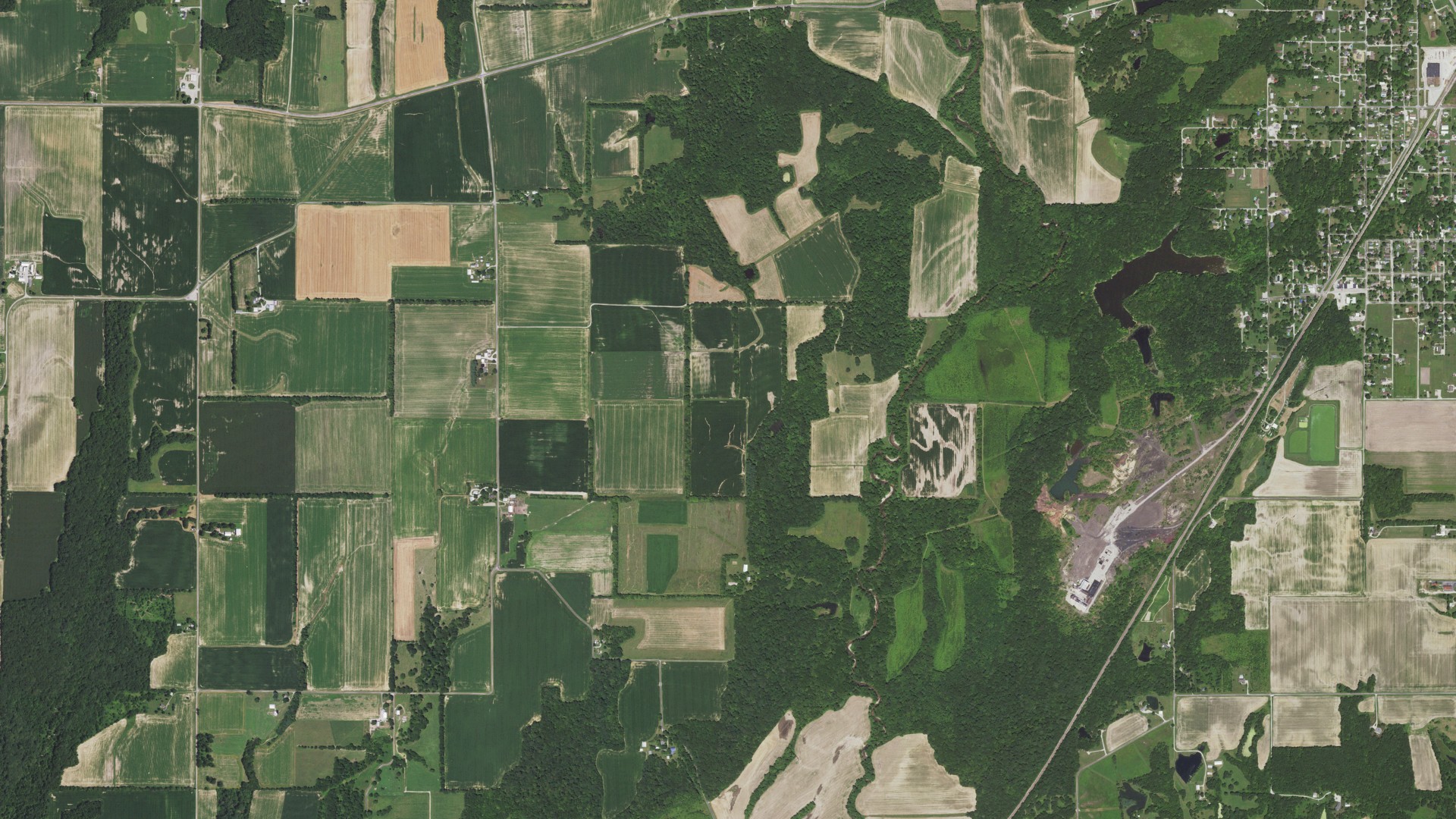 Aerial view of land around Hillsboro, Illinois
