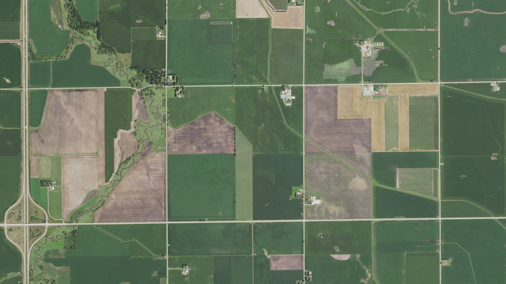 Natural-color aerial photograph of land around Lynnville, Illinois