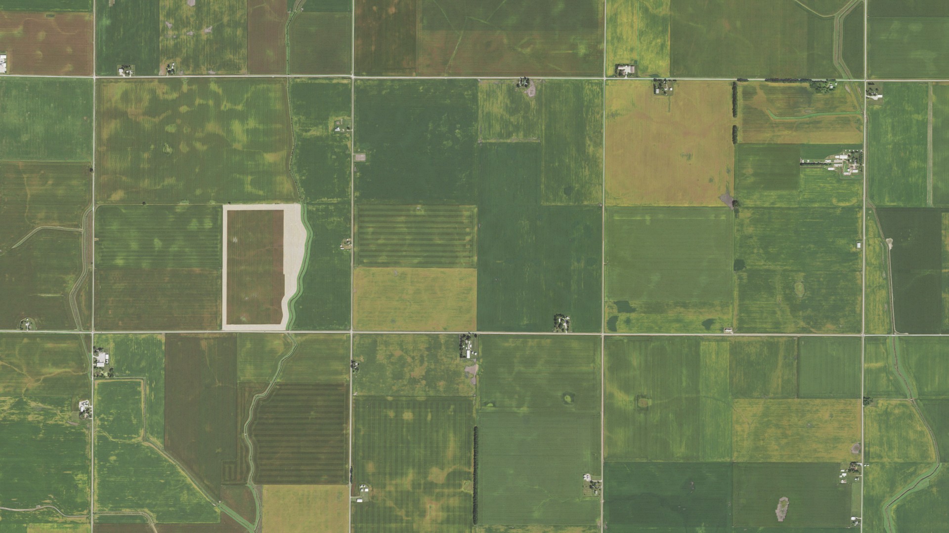 Natural-color aerial photograph of land around Cerro Gordo, Illinois