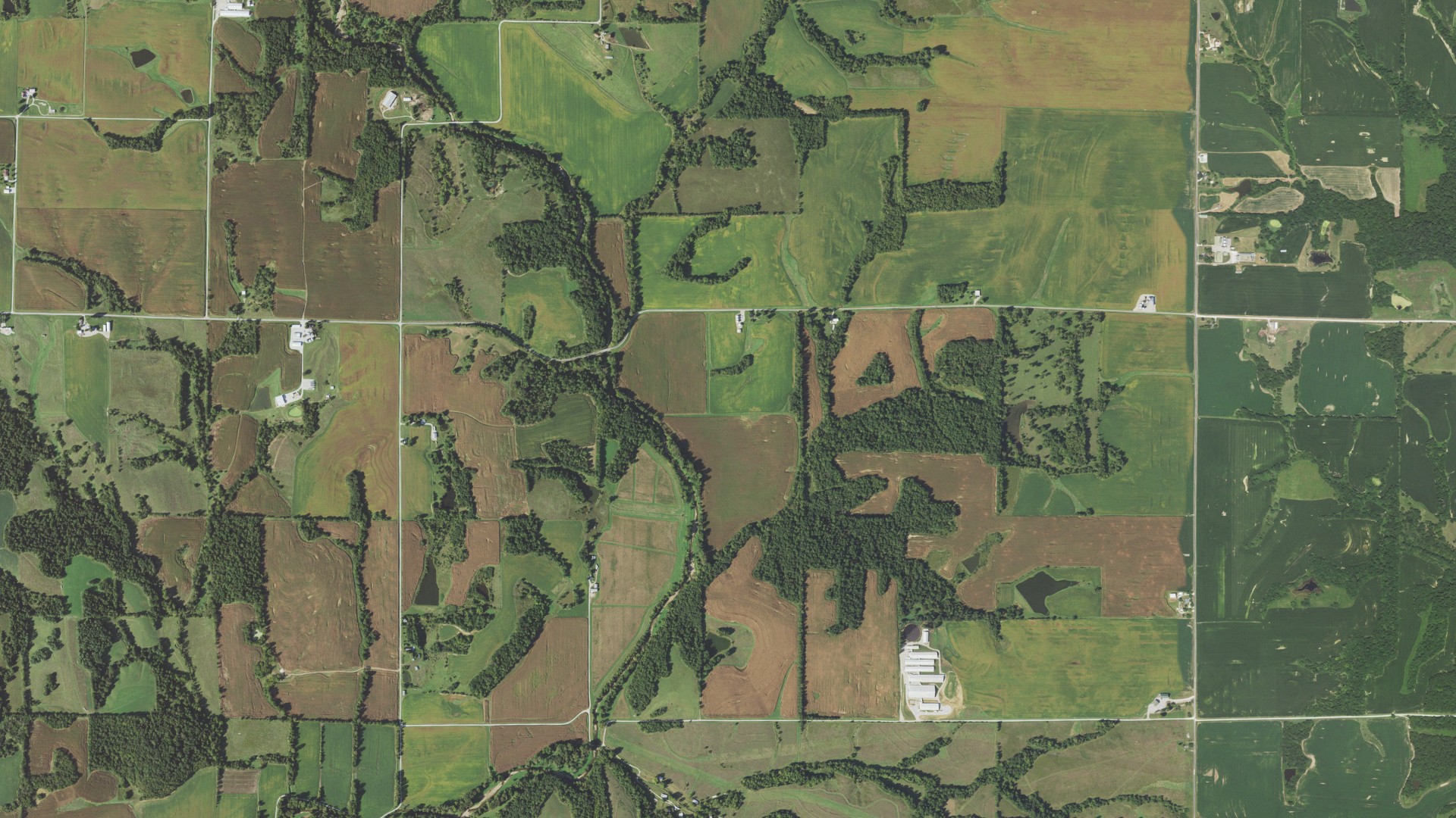 Natural-color aerial photograph of land around Hardin, Illinois