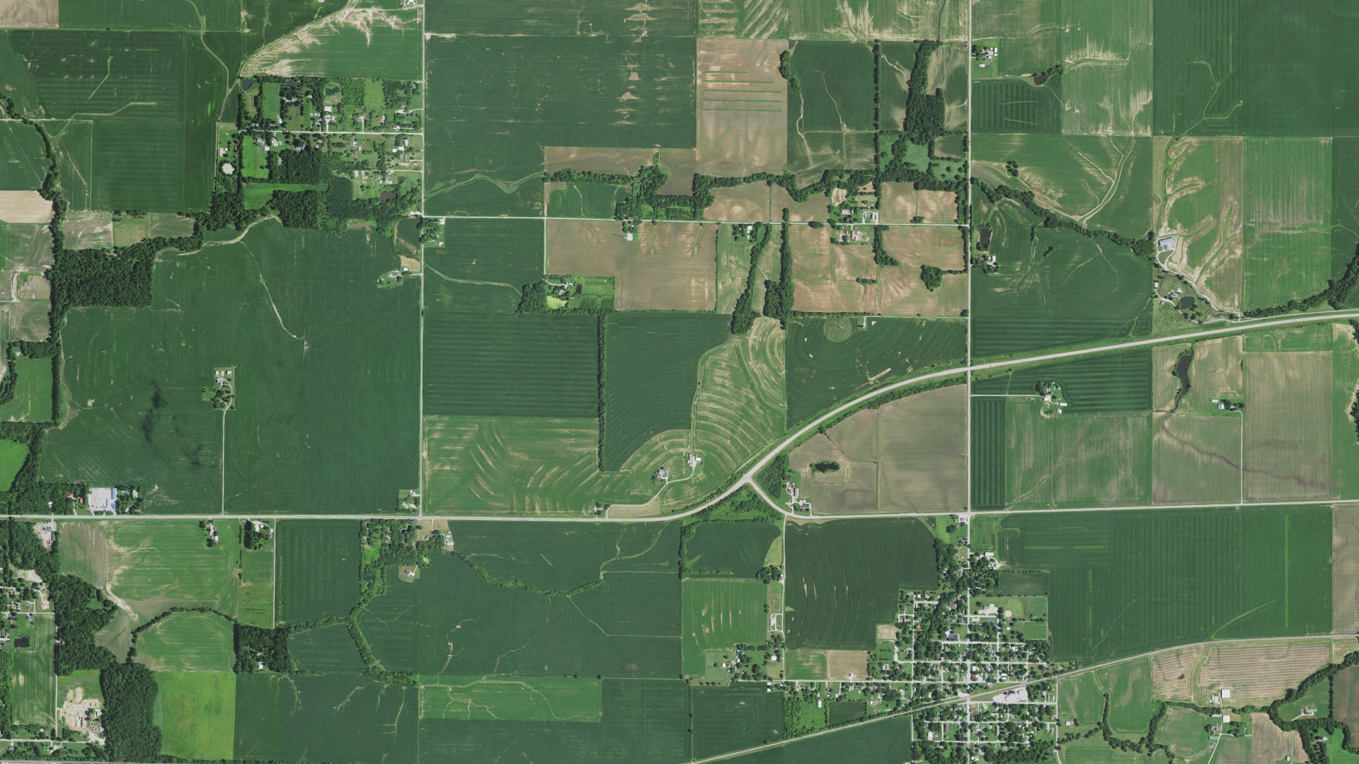 Natural-color aerial photograph of land around Lebanon, Illinois