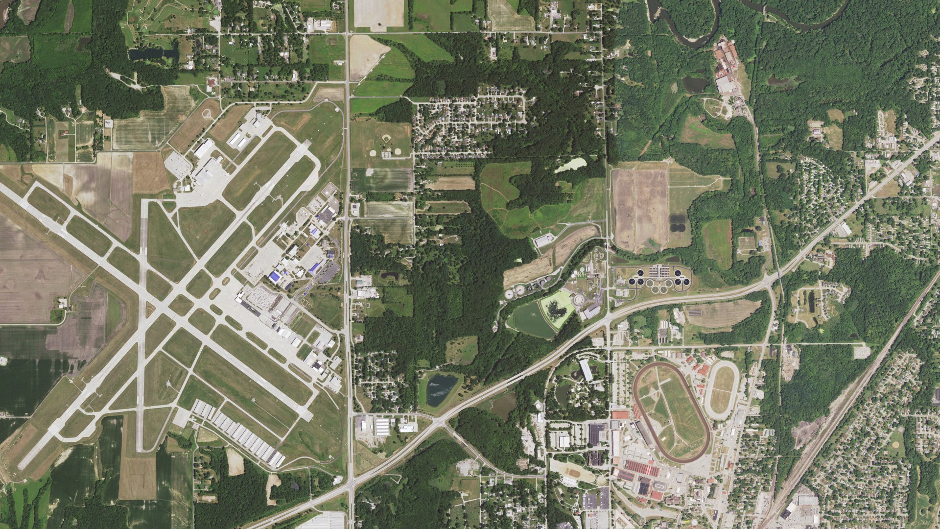 Aerial view of land around Springfield, Illinois