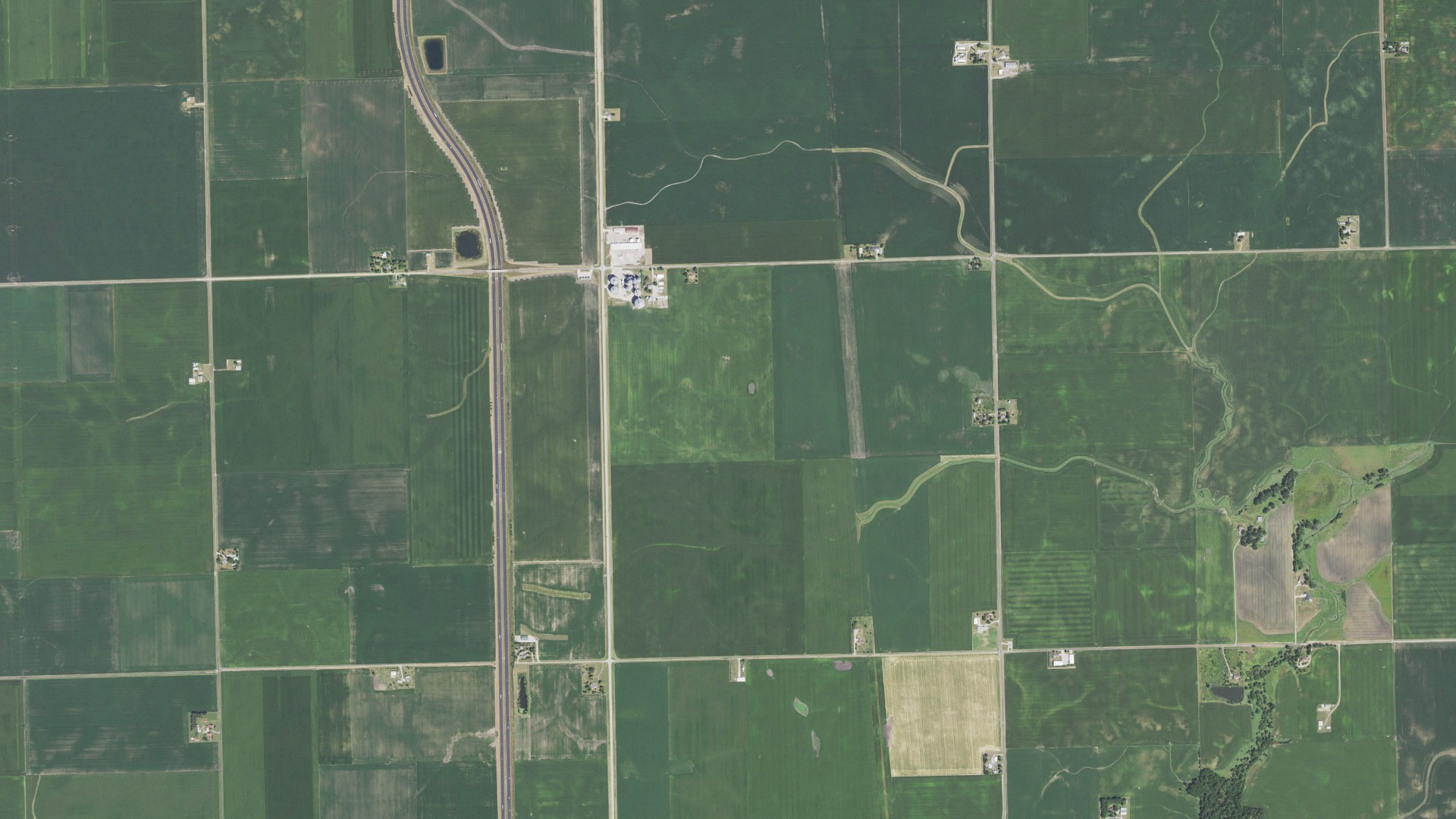 Natural-color aerial photograph of land around El Paso, Illinois
