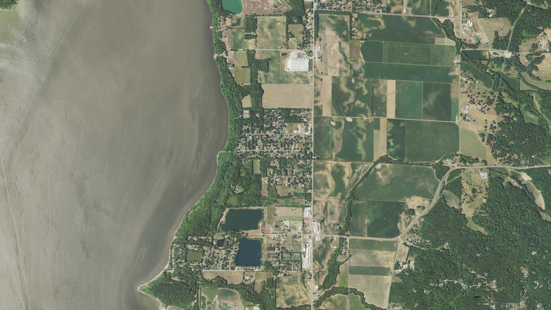 Natural-color aerial photograph of land around Spring Bay, Illinois