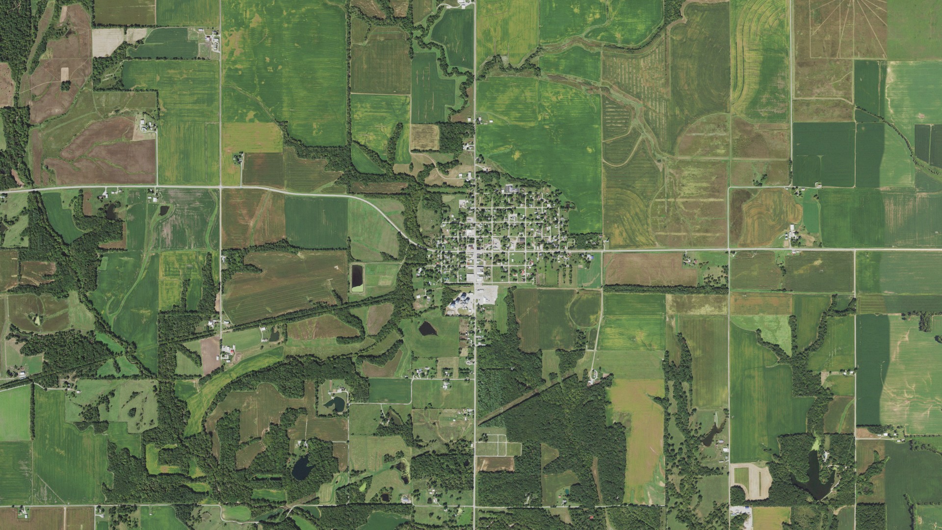 Natural-color aerial photograph of land around Fillmore, Illinois