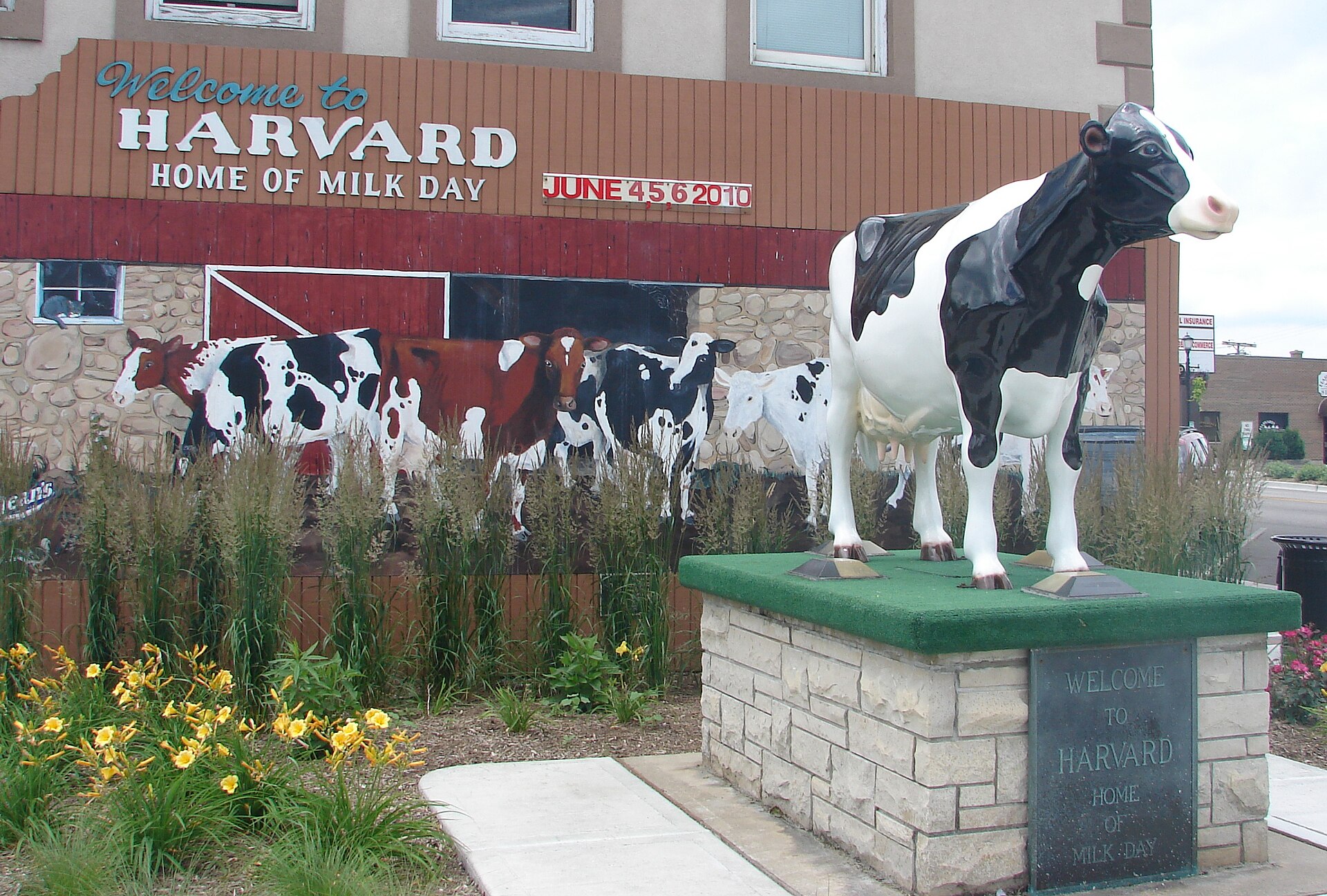photo of cow statue in Harvard Ill — Illinois