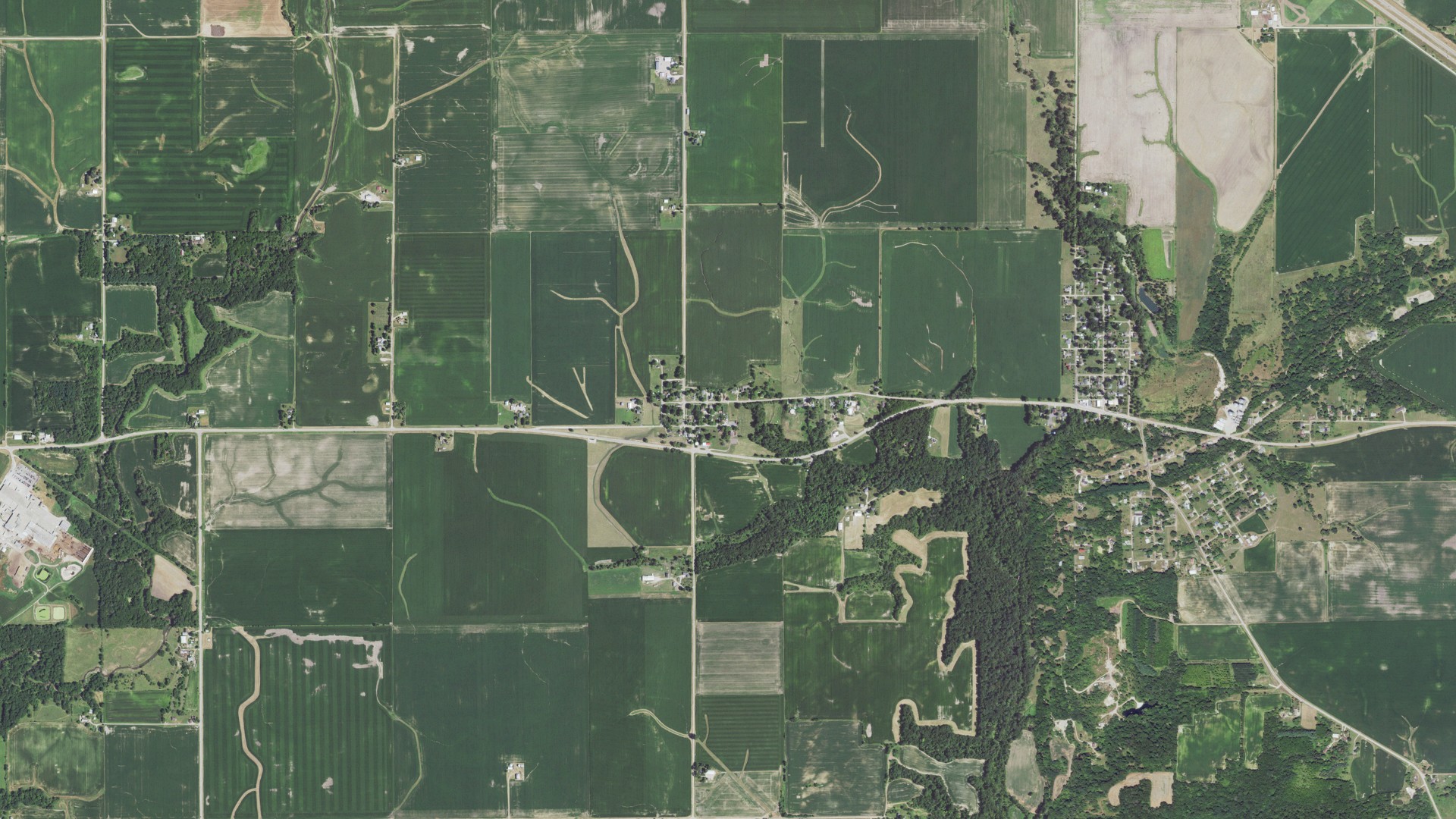 Natural-color aerial photograph of land around Hollowayville, Illinois