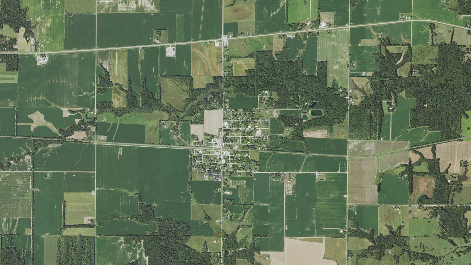 Aerial view of land around Iuka, Illinois