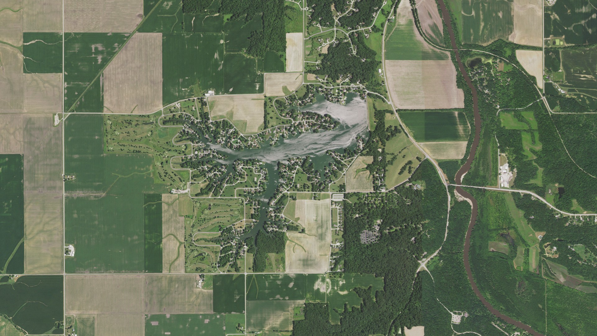 Natural-color aerial photograph of land around Lake Petersburg, Illinois