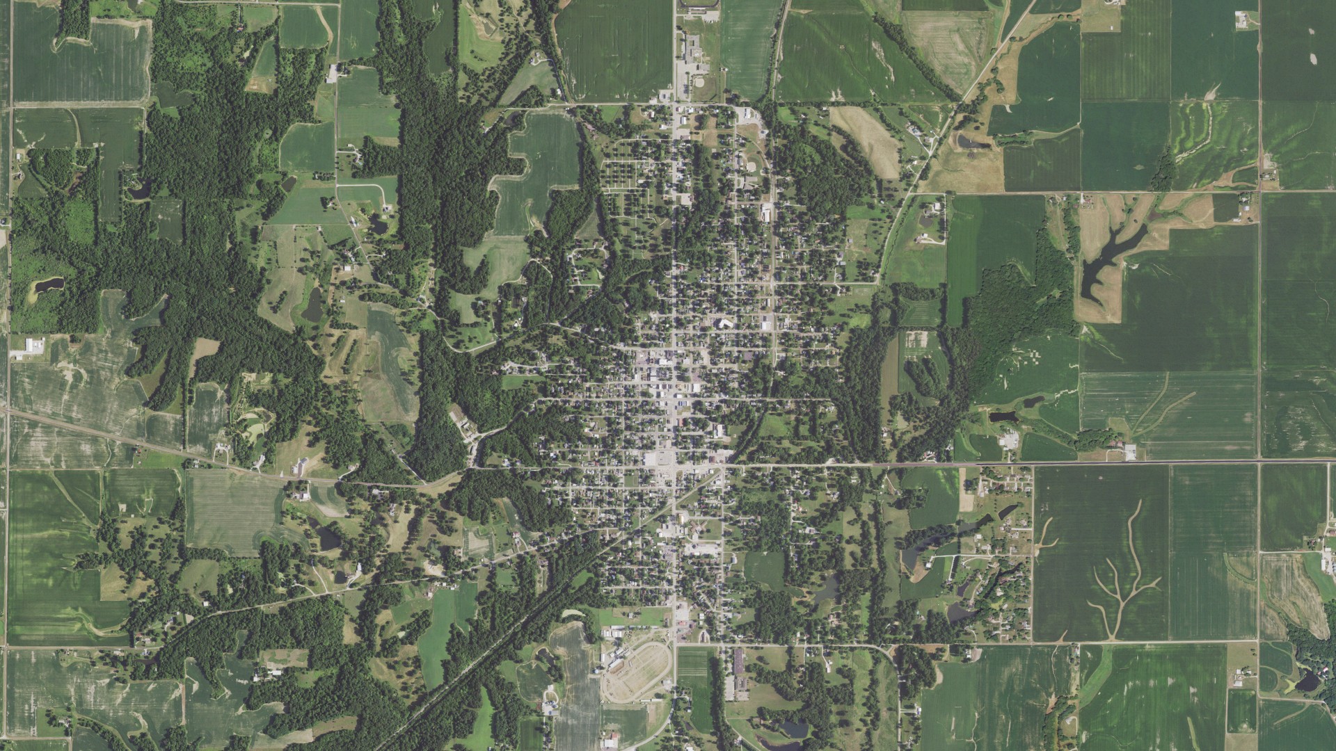 Natural-color aerial photograph of land around Lewistown, Illinois