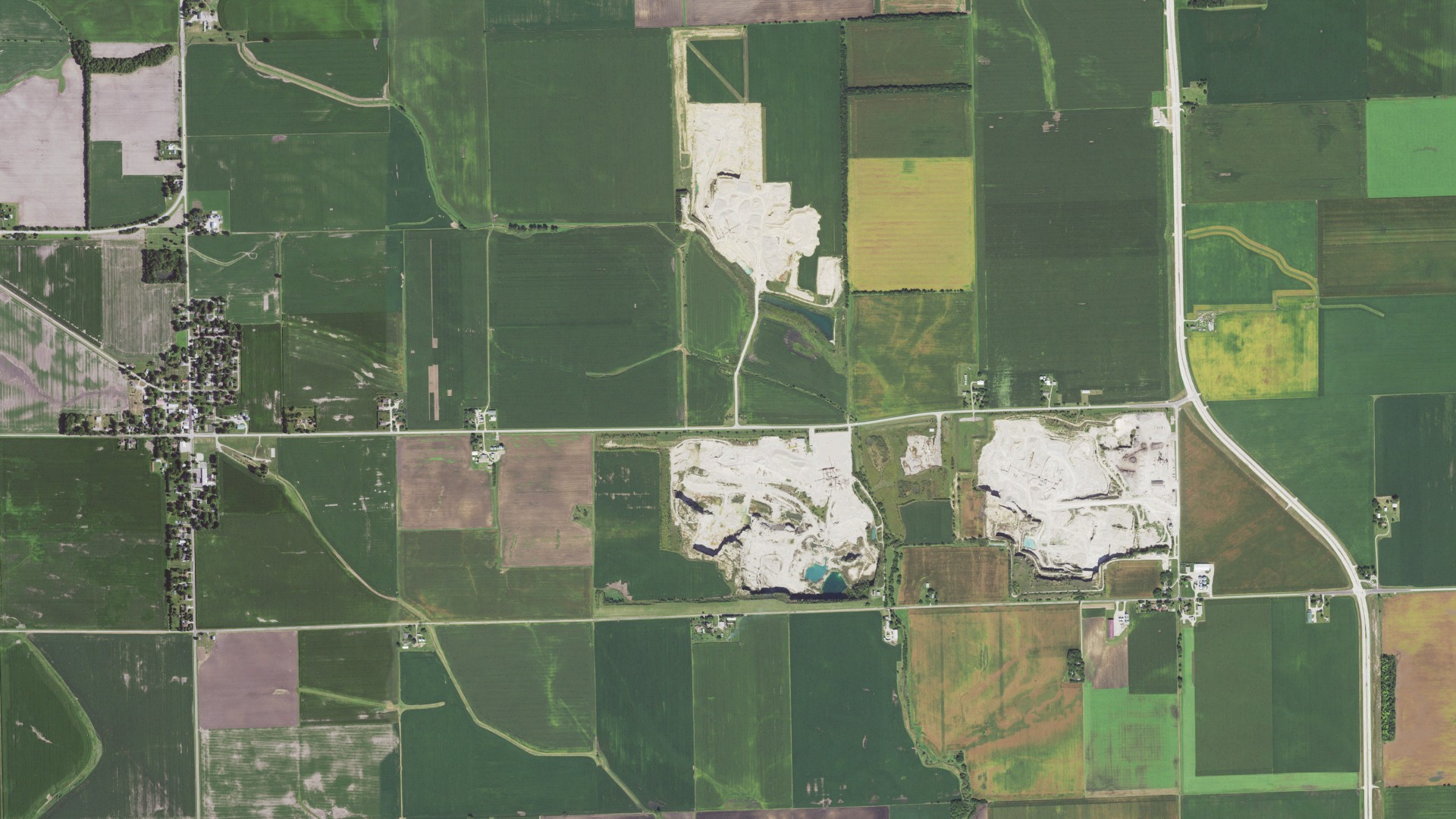 Natural-color aerial photograph of land around Lisbon, Illinois