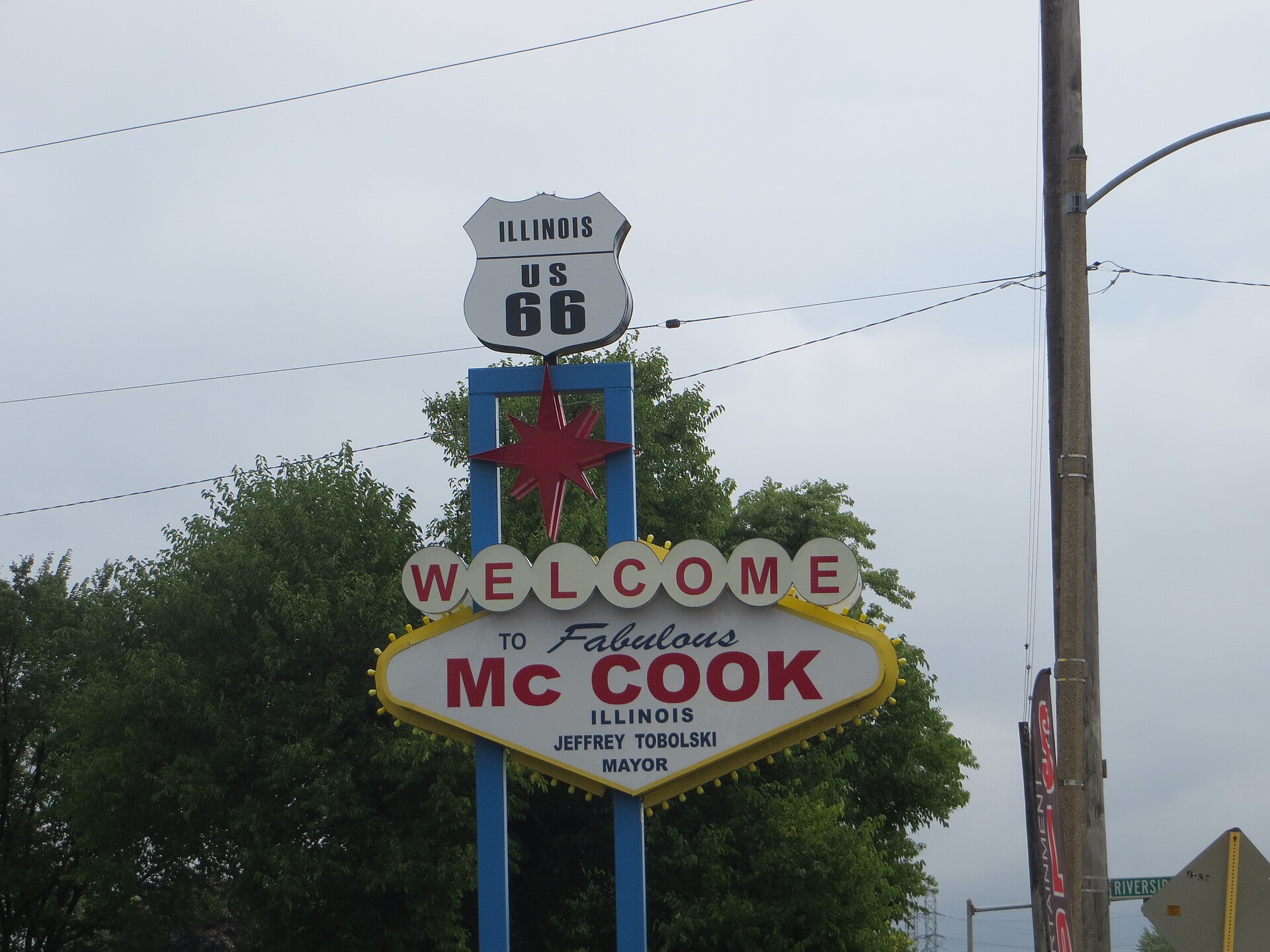 Welcome sign for McCook, inspired by the w:Welcome to Fabulous Las Vegas sign. — Illinois