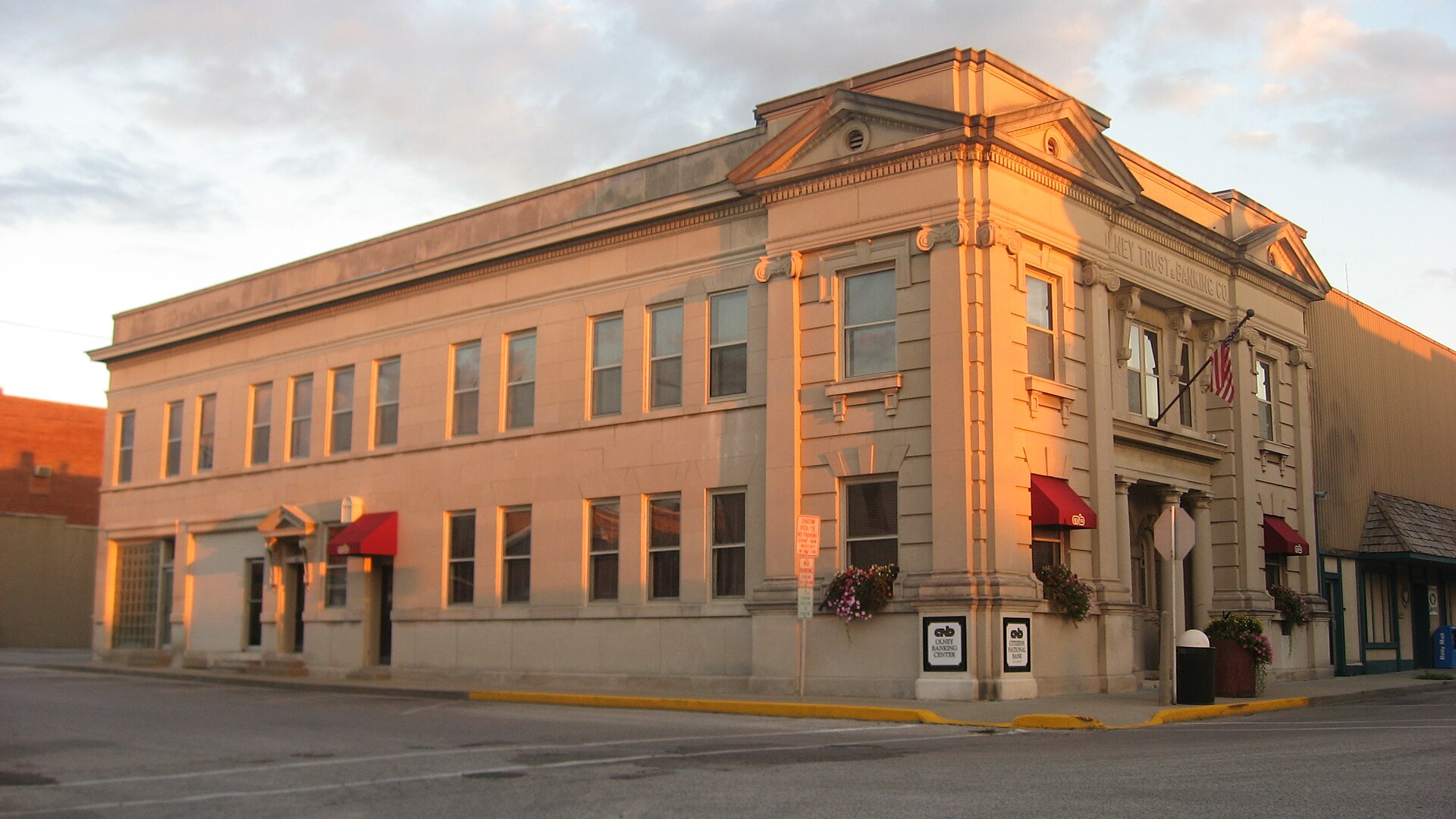Front and northern side of the Olney PNC Bank, located at 202 S. Whittle Street in Olney, Illinois, United States.