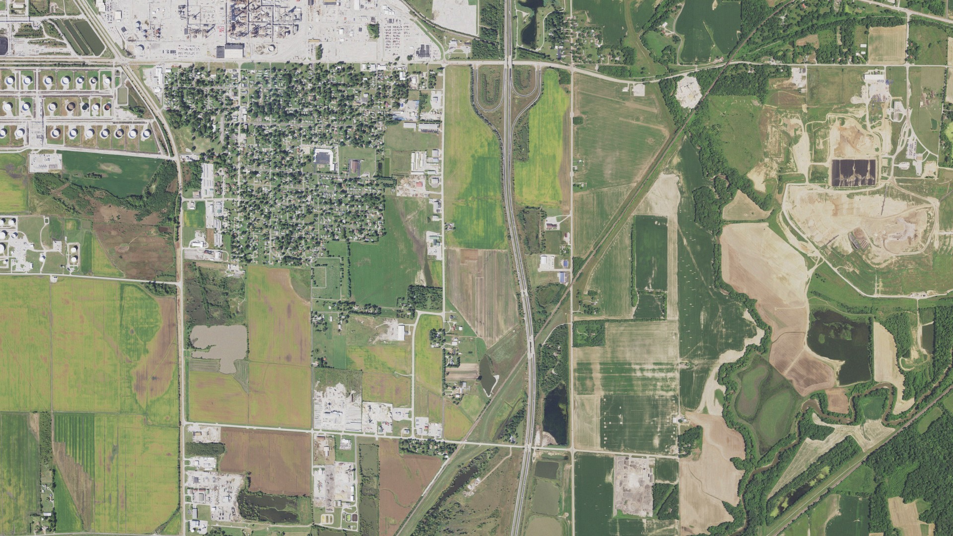 Natural-color aerial photograph of land around Roxana, Illinois