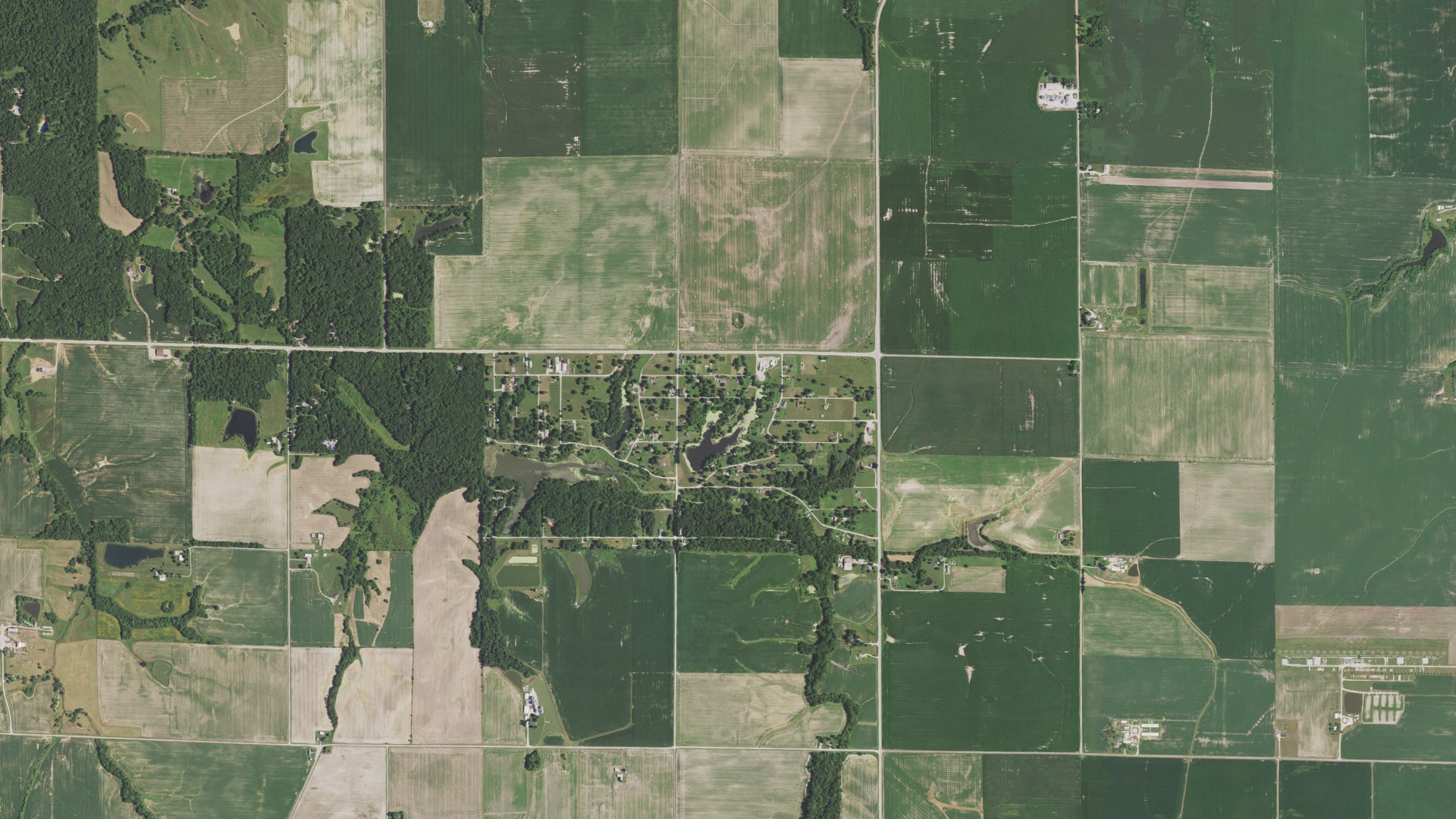 Natural-color aerial photograph of land around Royal Lakes, Illinois
