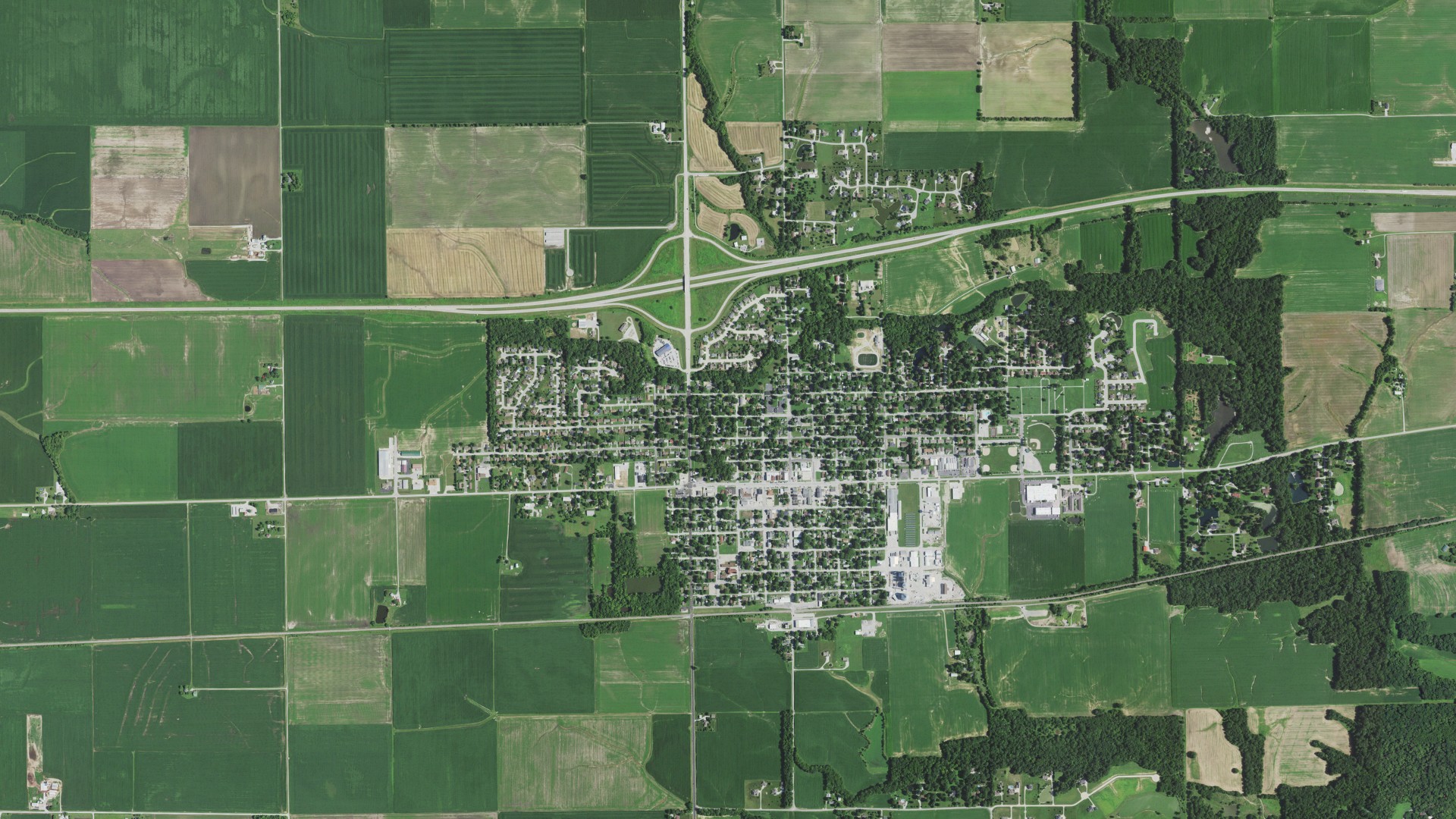 Natural-color aerial photograph of land around Trenton, Illinois