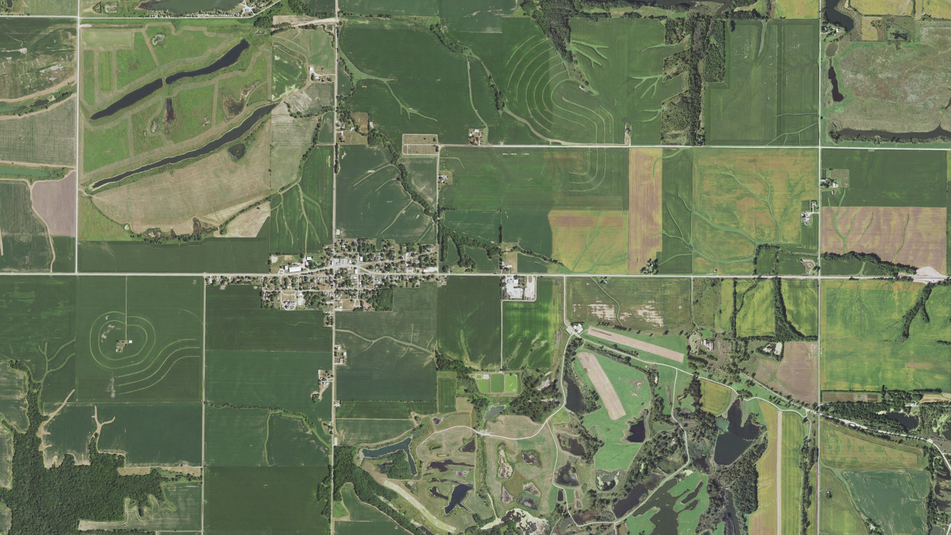 Natural-color aerial photograph of land around Victoria, Illinois