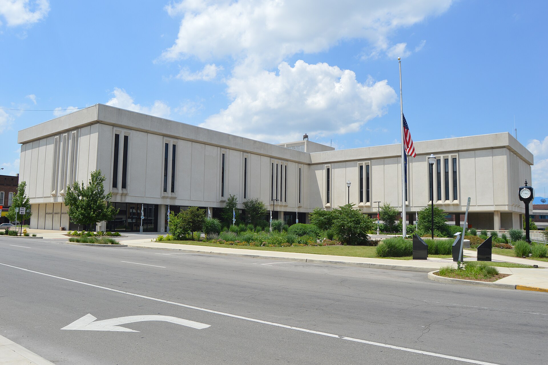 Southern and eastern sides of the Delaware County Courthouse, located in the block surrounded by High, Main (State Road 32), Walnut, and Washington Streets in Muncie, Indiana, United States.