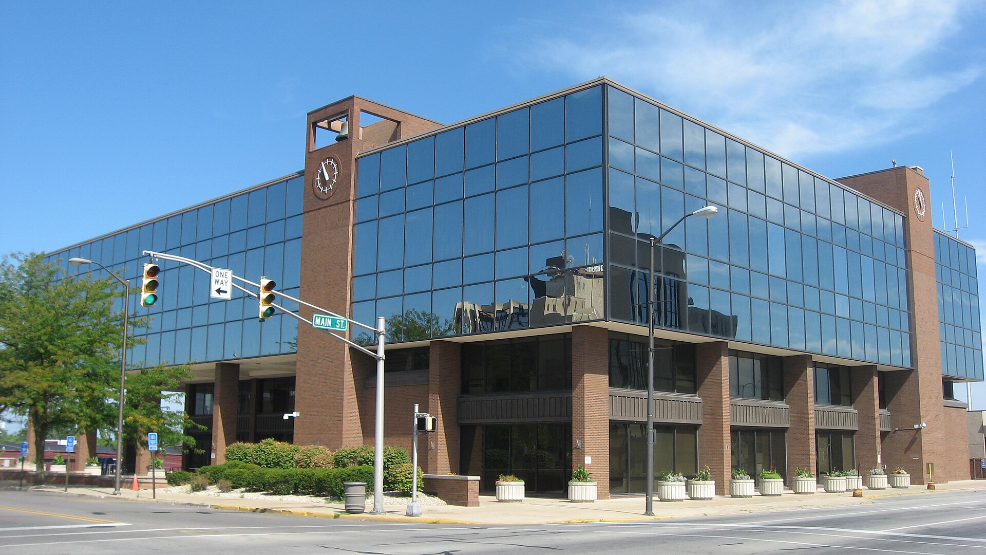 Southern and eastern sides of the Madison County Courthouse, located in the block surrounded by Eighth, Main, Ninth, and Meridian Streets in Anderson, Indiana, United States.