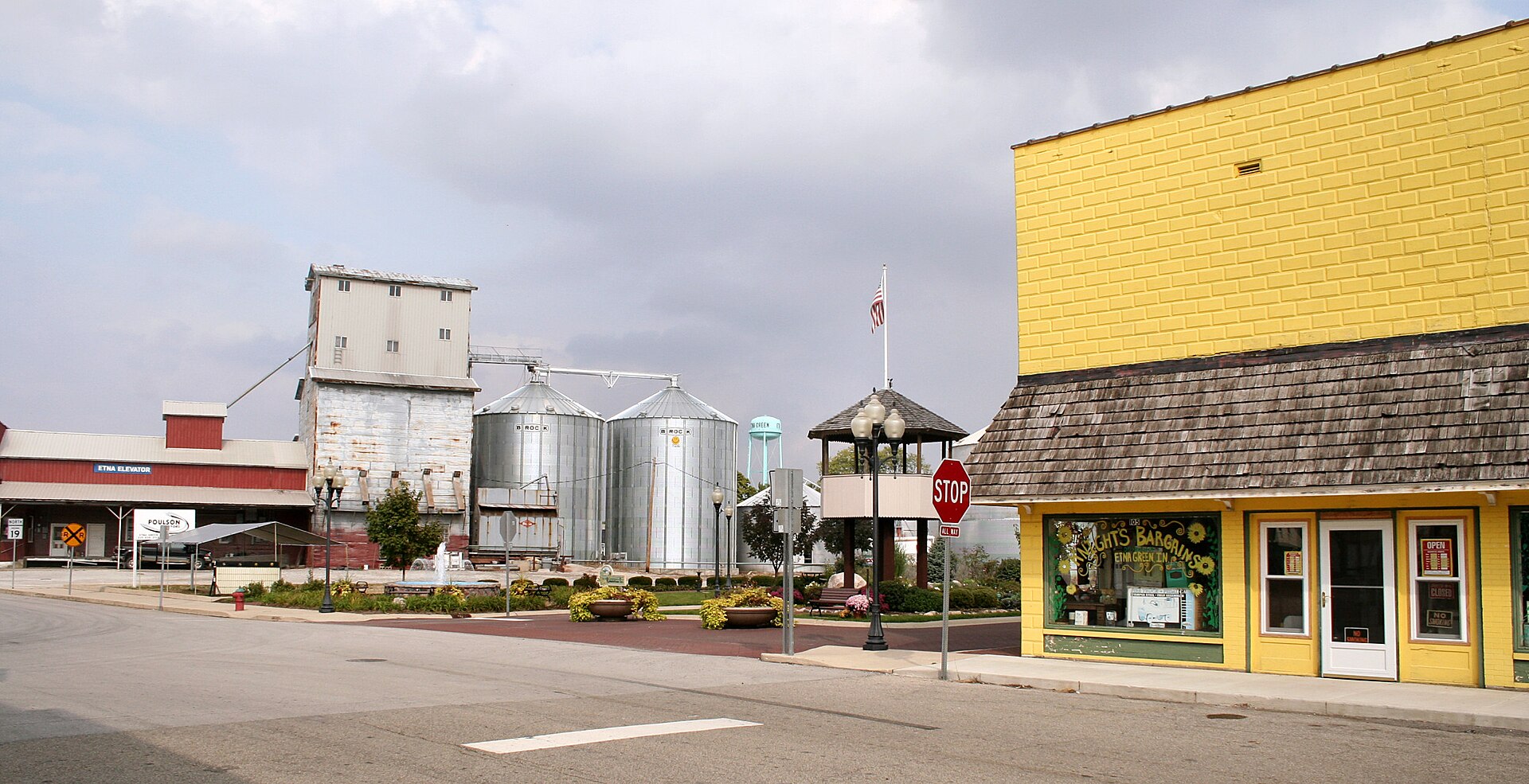 Etna Green, Indiana downtown. Photo shot by Derek Jensen (Tysto), 2005-October-02