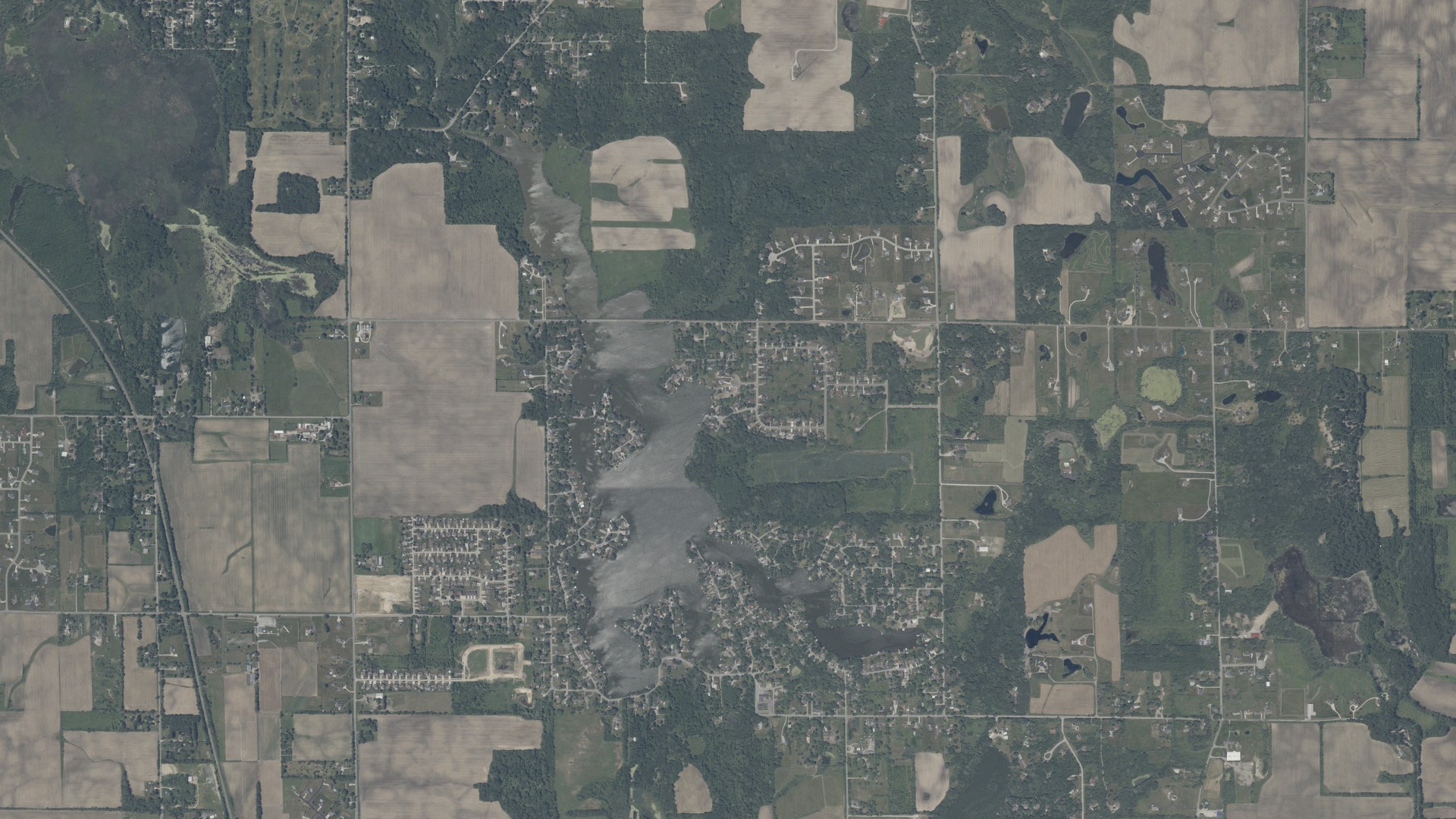 Natural-color aerial photograph of land around Lake Dalecarlia, Indiana