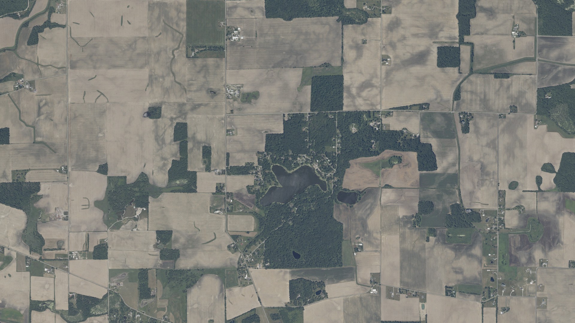 Natural-color aerial photograph of land around Lake Everett, Indiana