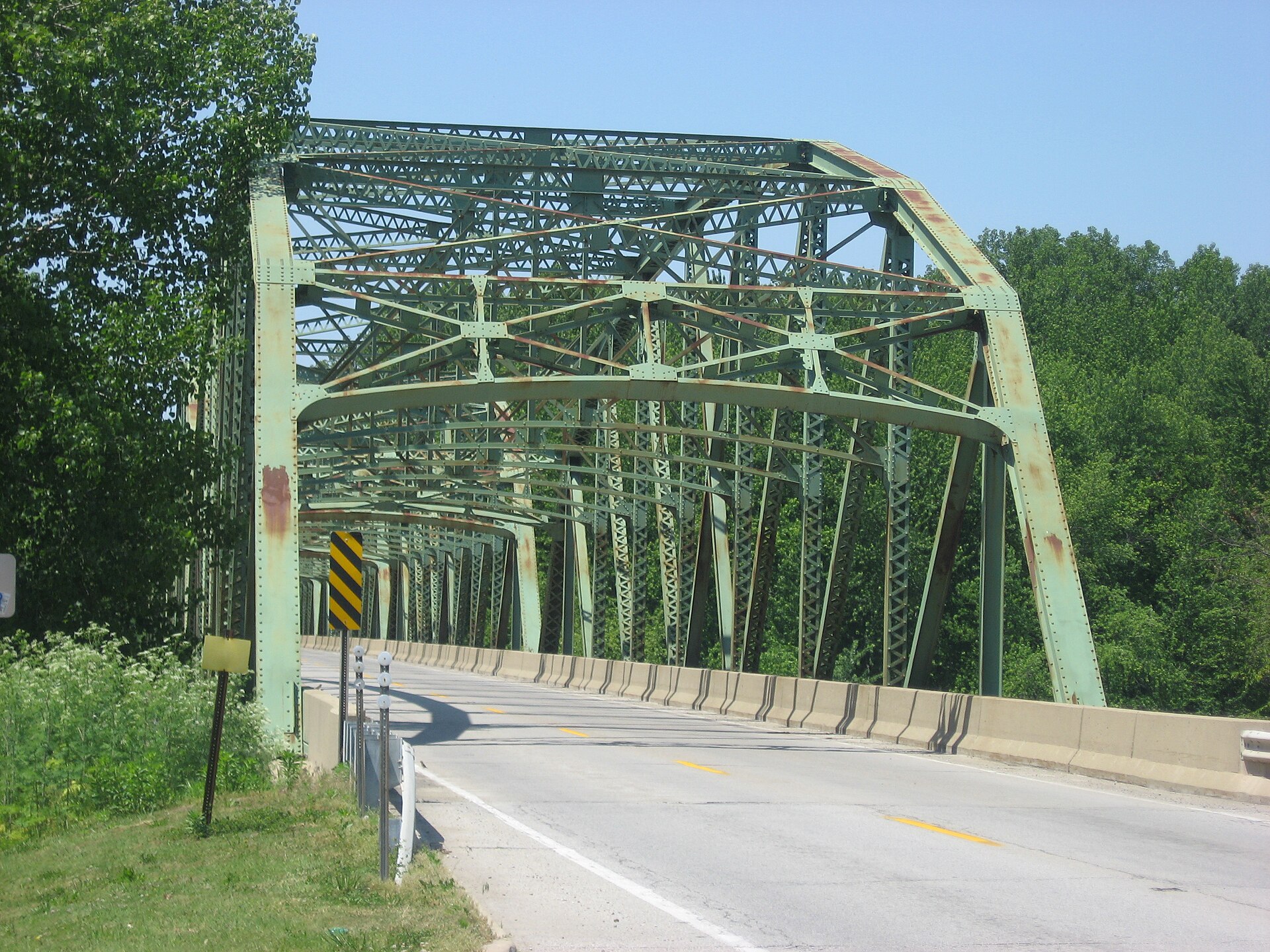 Eastern end of the bridge that carries U.S. Route 36 over the Wabash River between Montezuma in Parke County and Helt Township in Vermillion County in the U.S. state of Indiana. It was built in 1920.