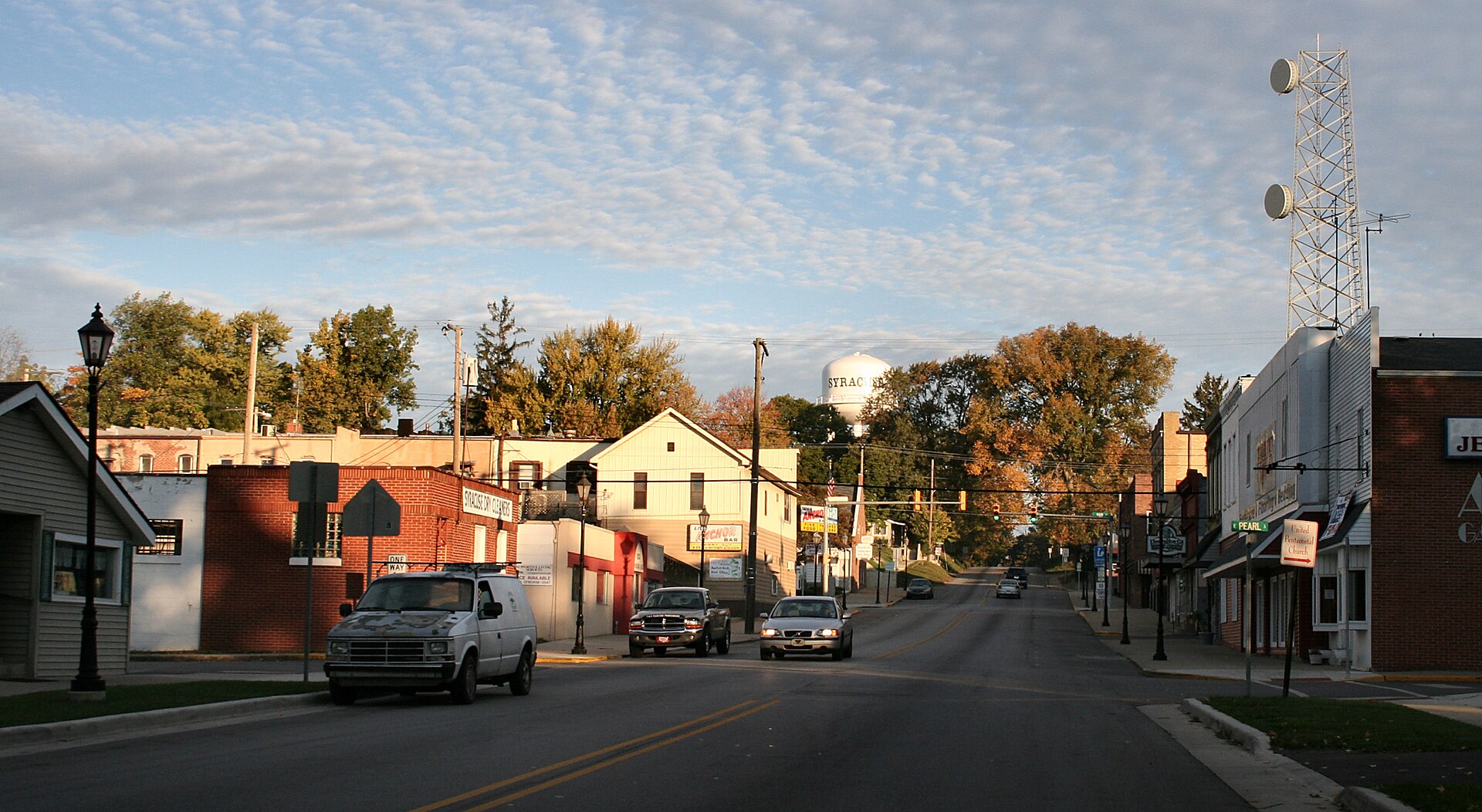 Downtown Syracuse, Indiana. Photo shot by Derek Jensen (Tysto), 2005-October-17