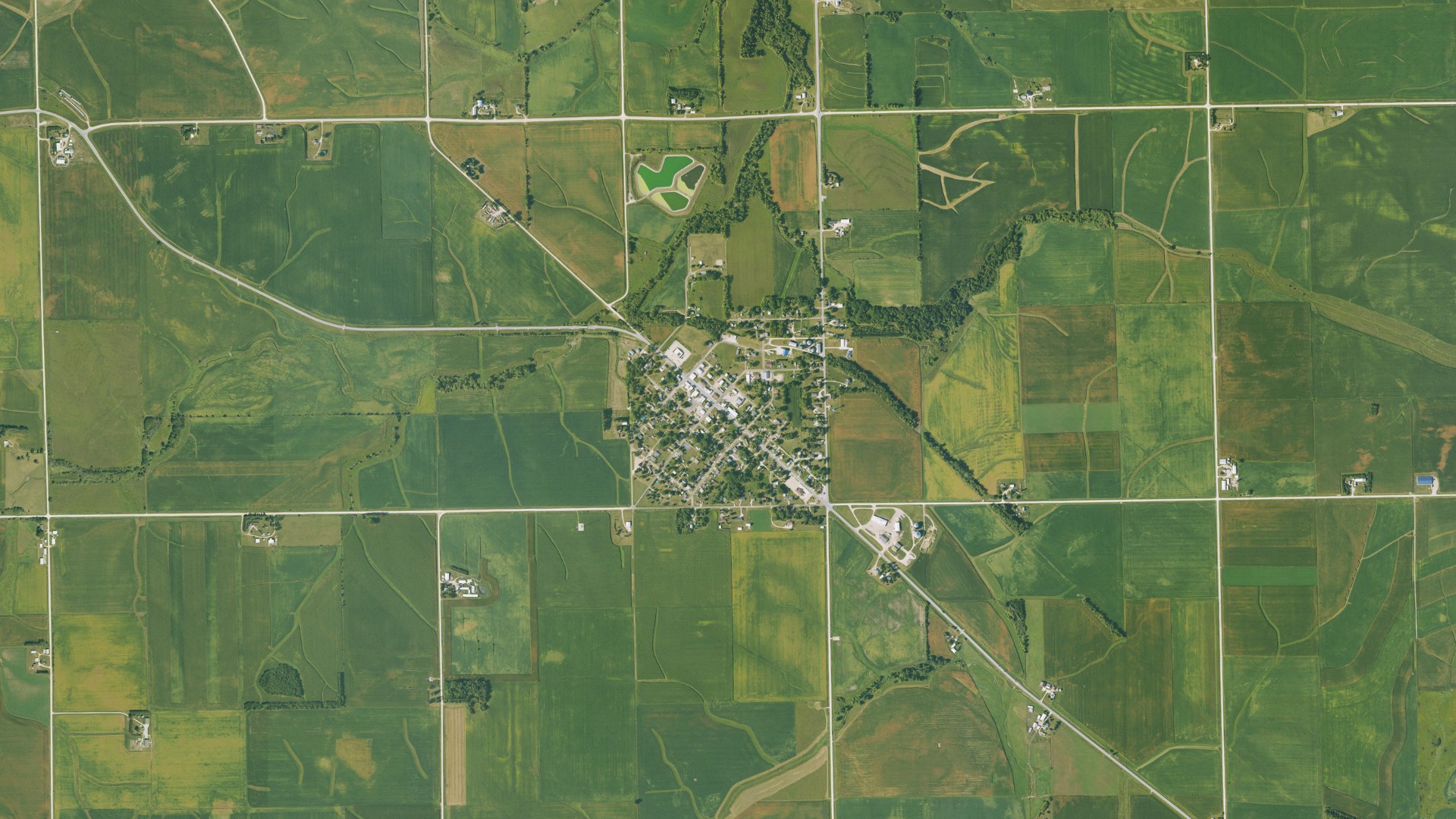Natural-color aerial photograph of land around Arlington, Iowa