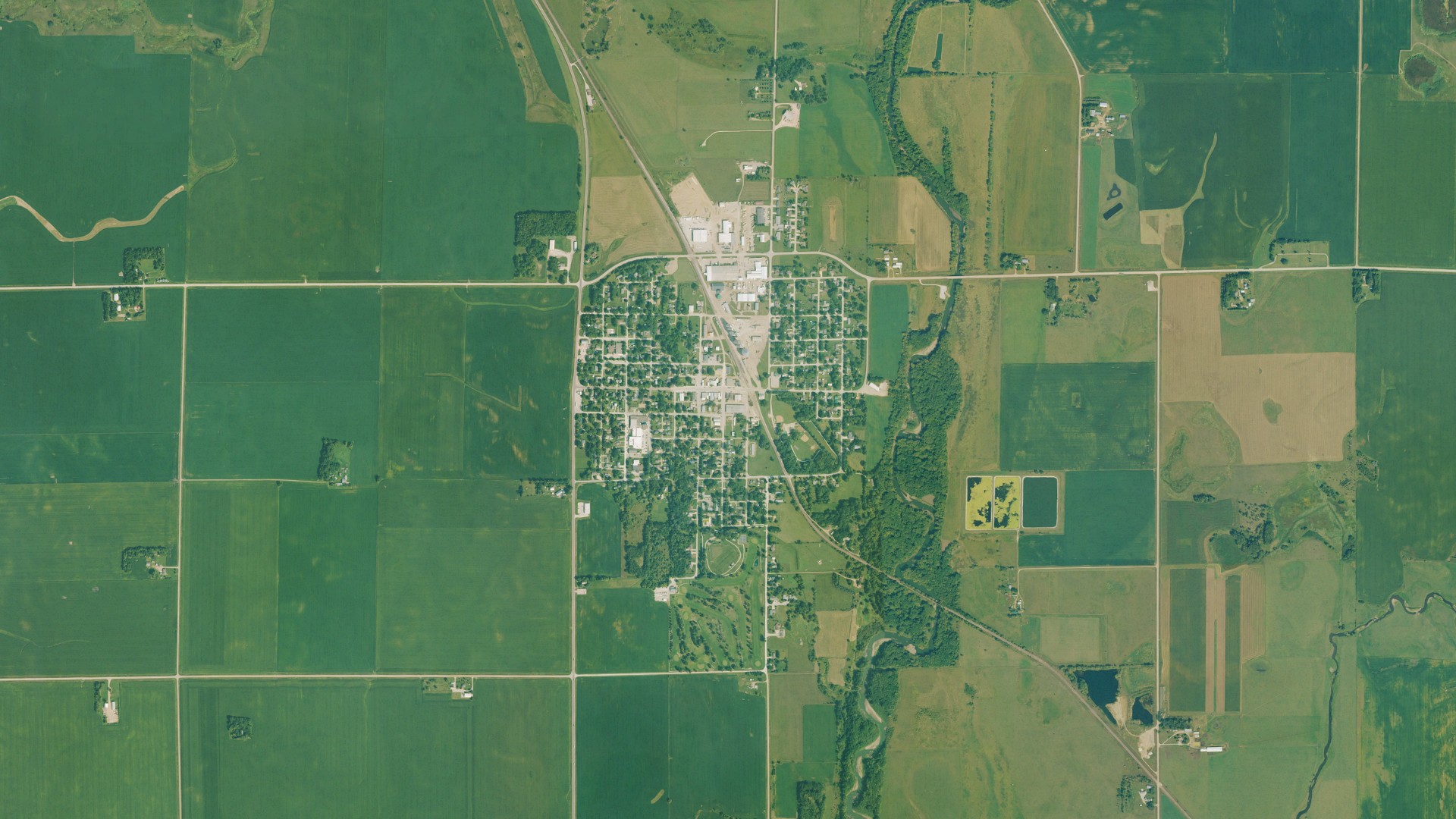 Natural-color aerial photograph of land around Graettinger, Iowa