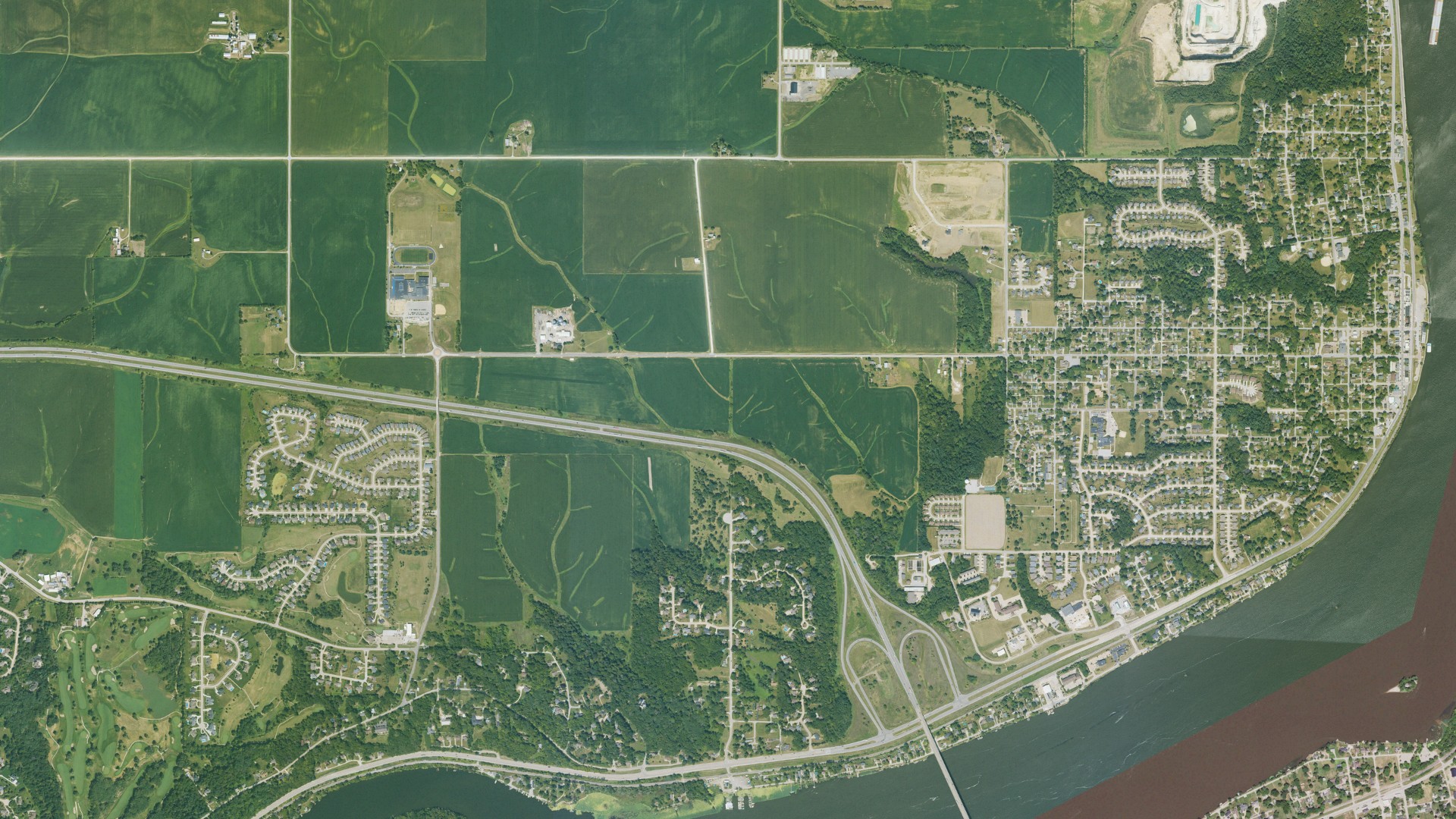 Natural-color aerial photograph of land around Le Claire, Iowa