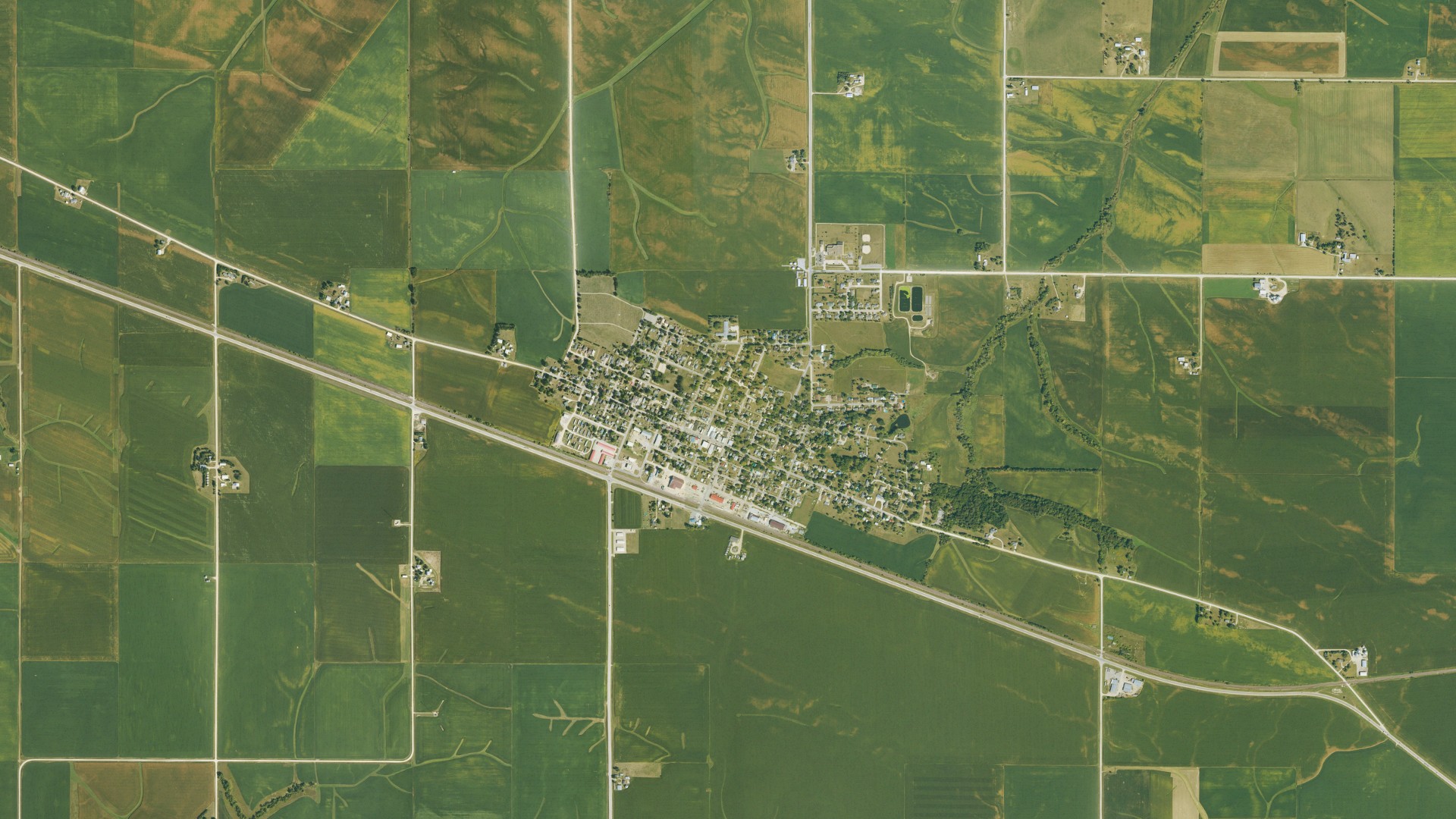 Natural-color aerial photograph of land around Mechanicsville, Iowa