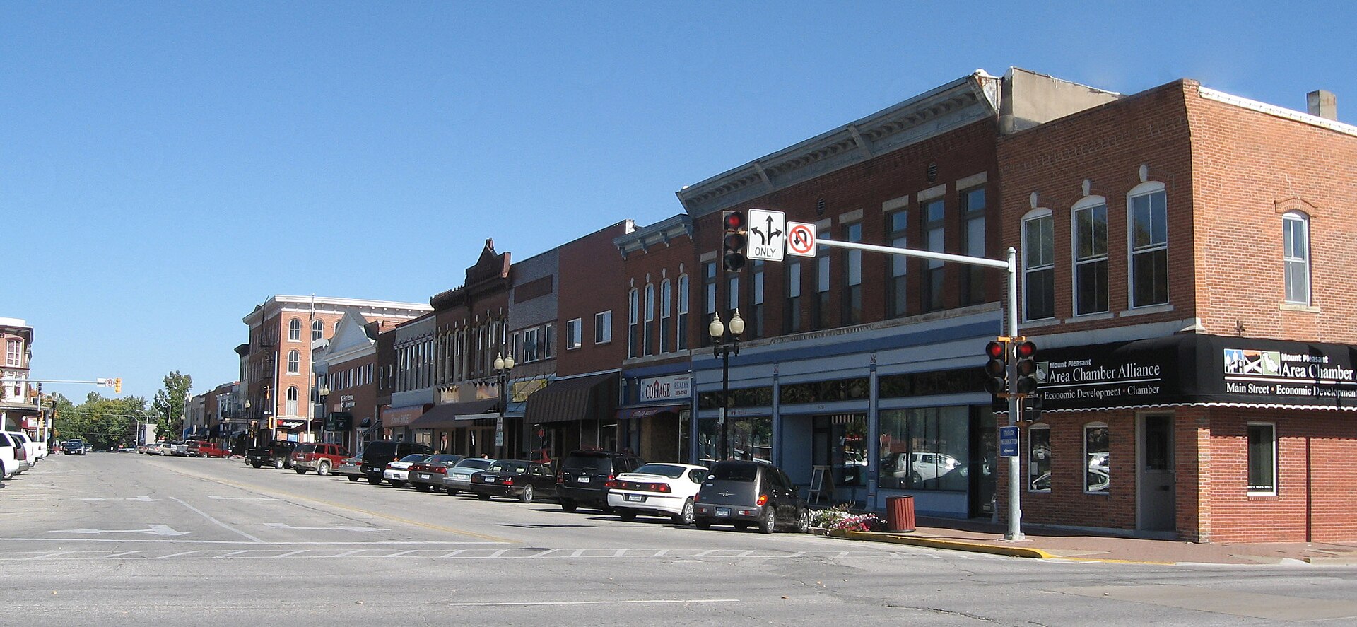 Mount Pleasant, Iowa[Added by Nyttend:] Looking southward down Main Street.