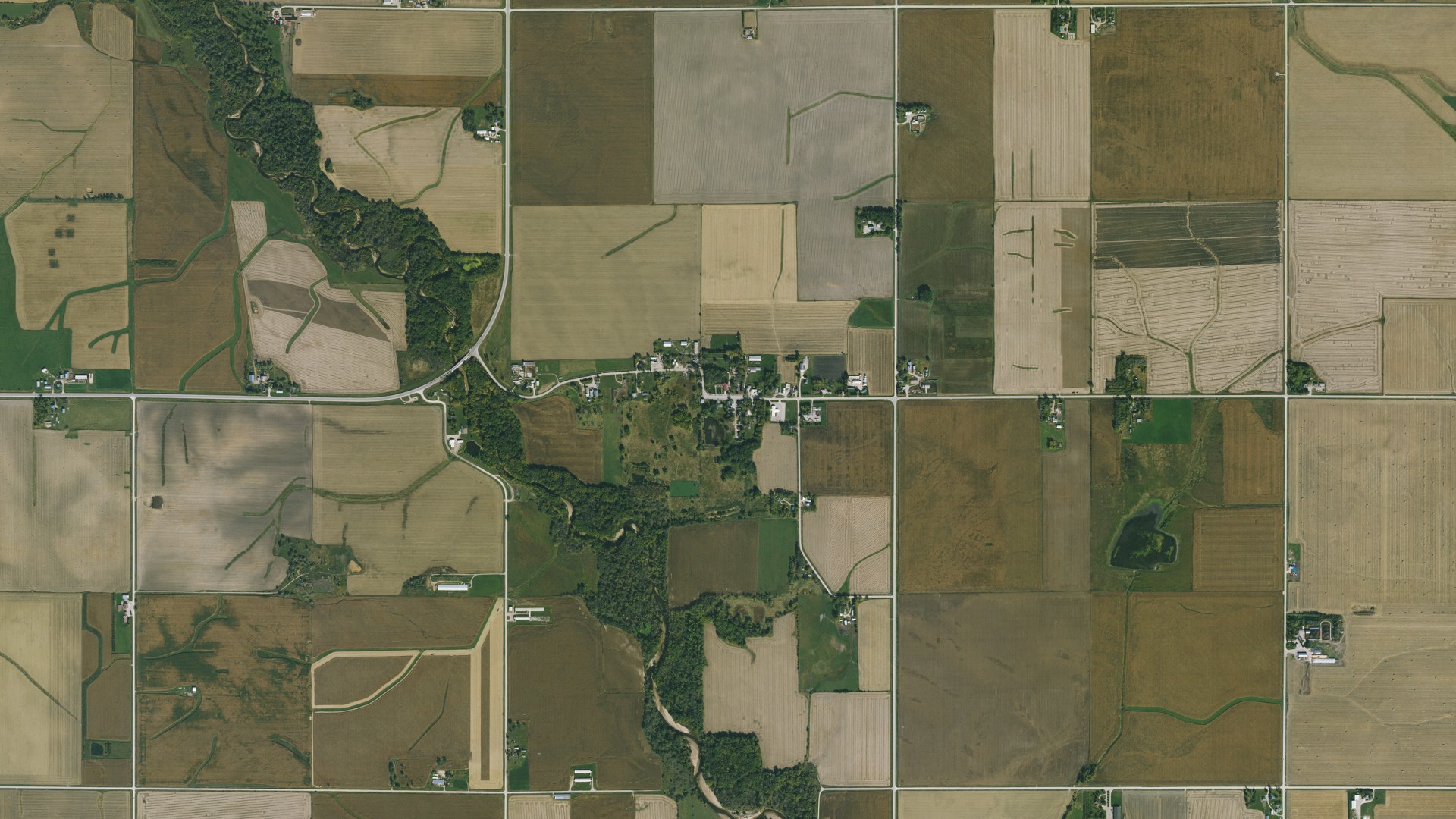 Natural-color aerial photograph of land around New Haven, Iowa