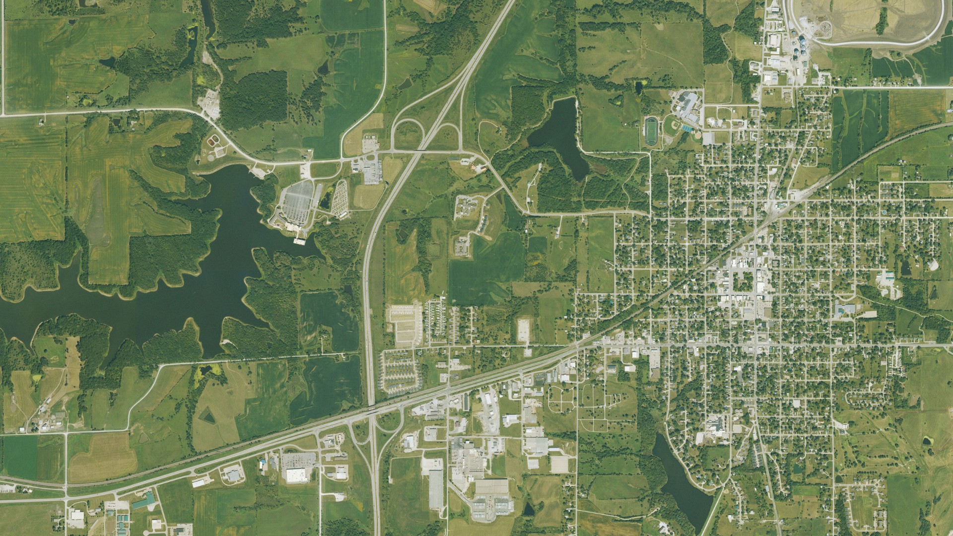 Natural-color aerial photograph of land around Osceola, Iowa